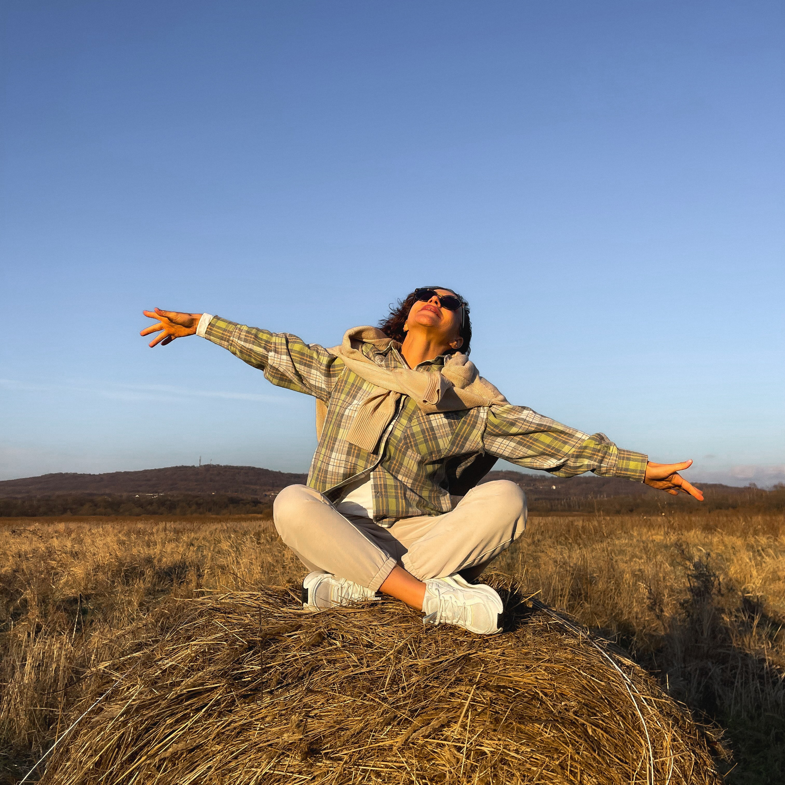 Марьяна в поле. Мобильный фотограф Владивосток