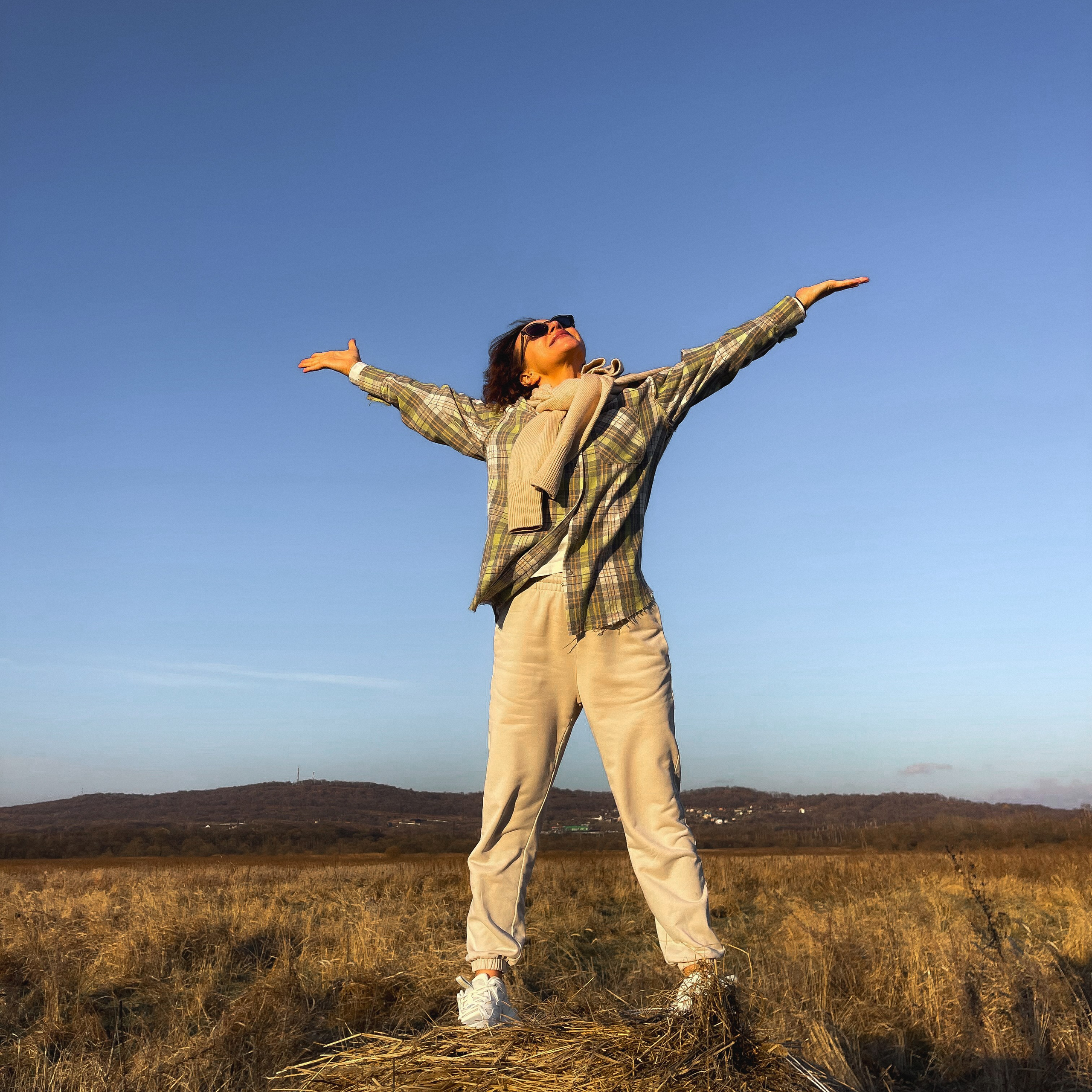 Марьяна в поле. Мобильный фотограф Владивосток