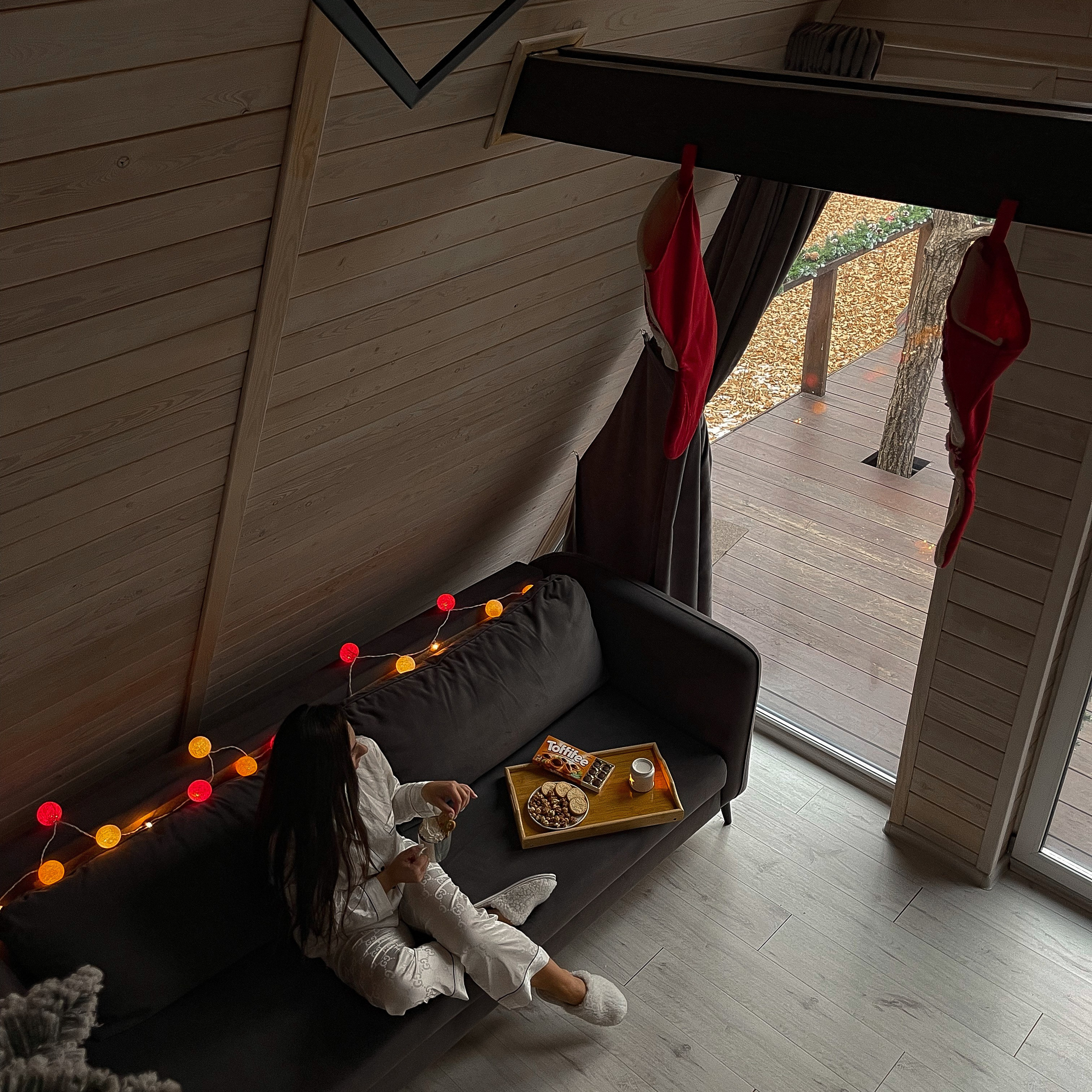 Новогодняя контент-съемка для La Frame глэмпинг. Мобильный фотограф Владивосток