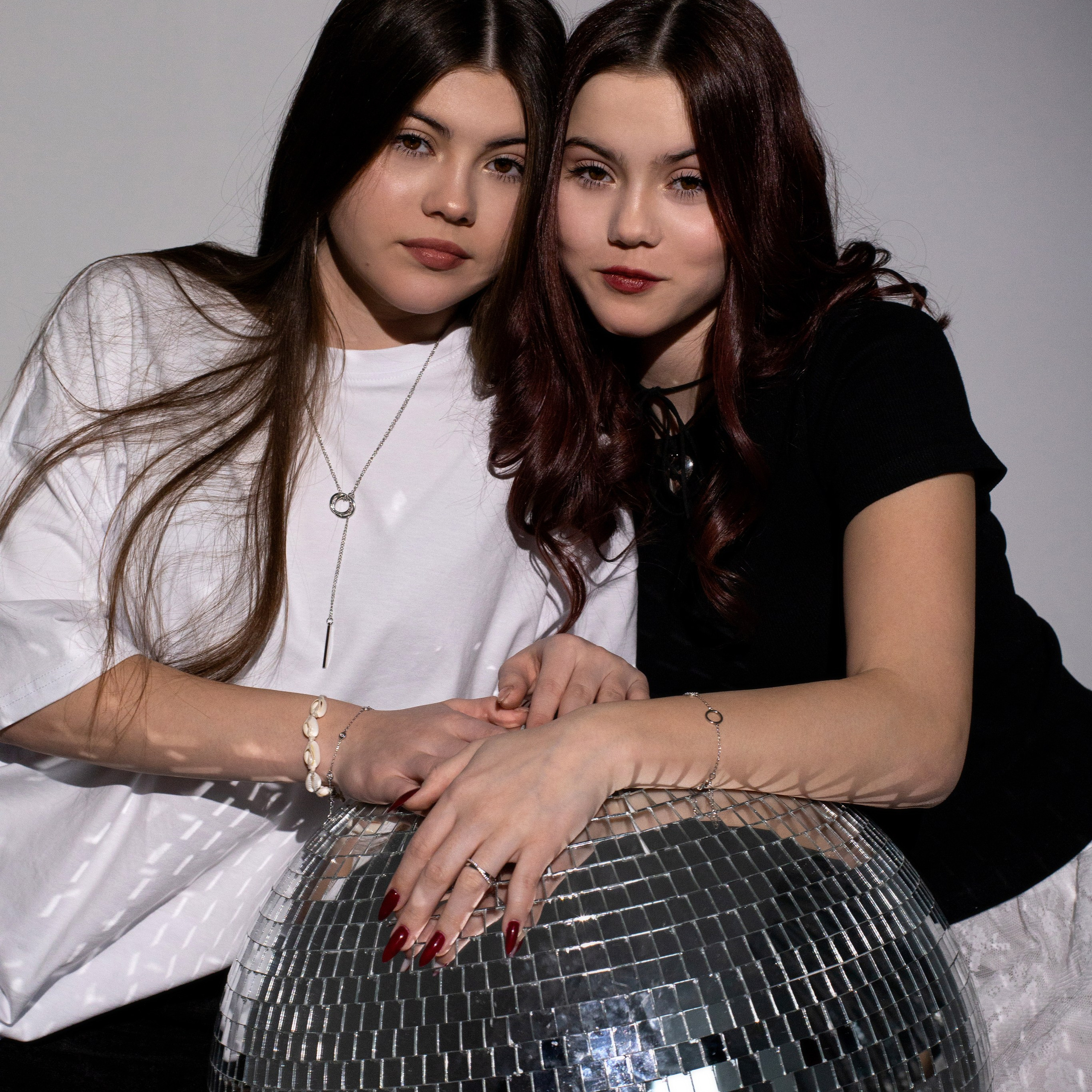 Сестры-близняшки