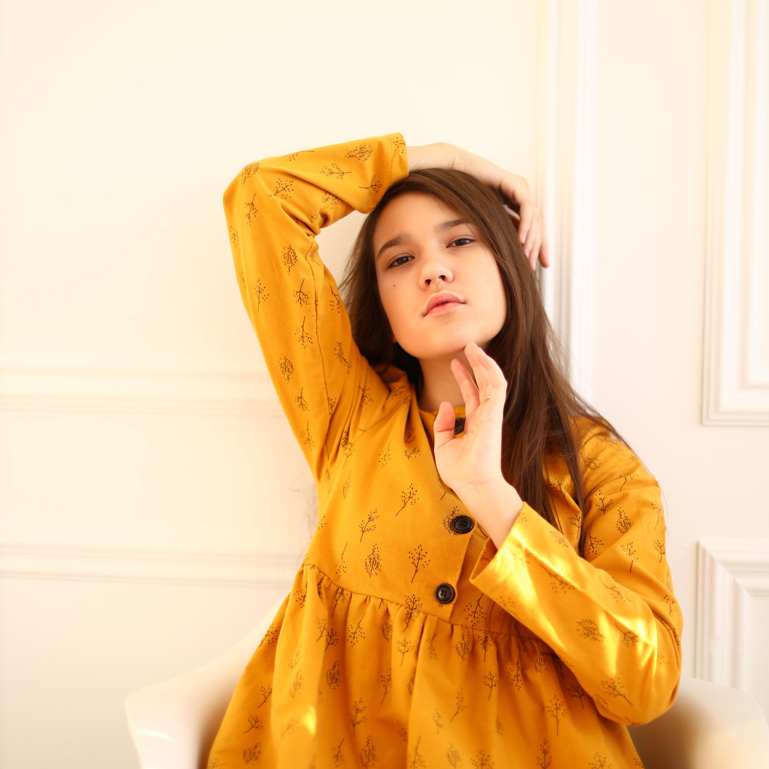 Девушка в жёлтом платье