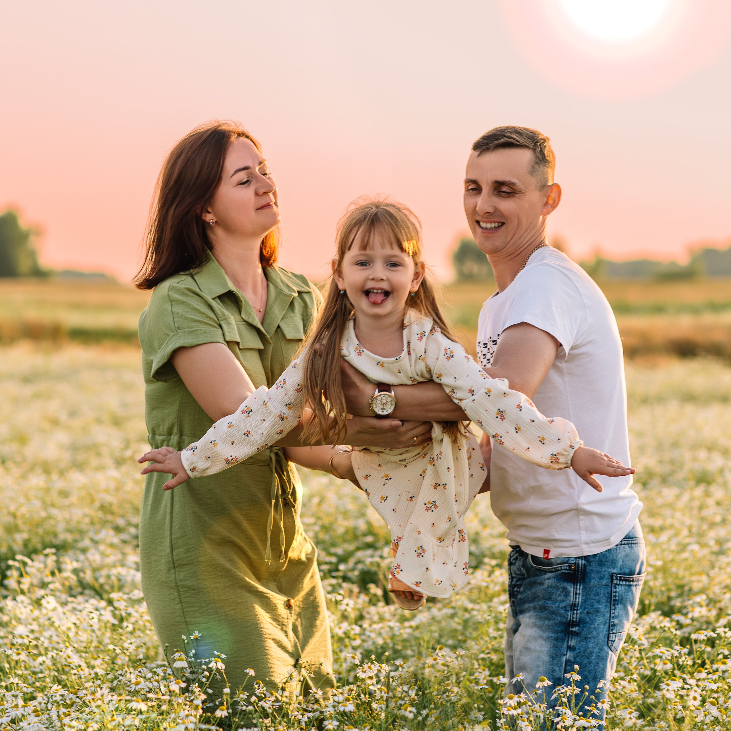 Семейная на природе (ромашковые поля)