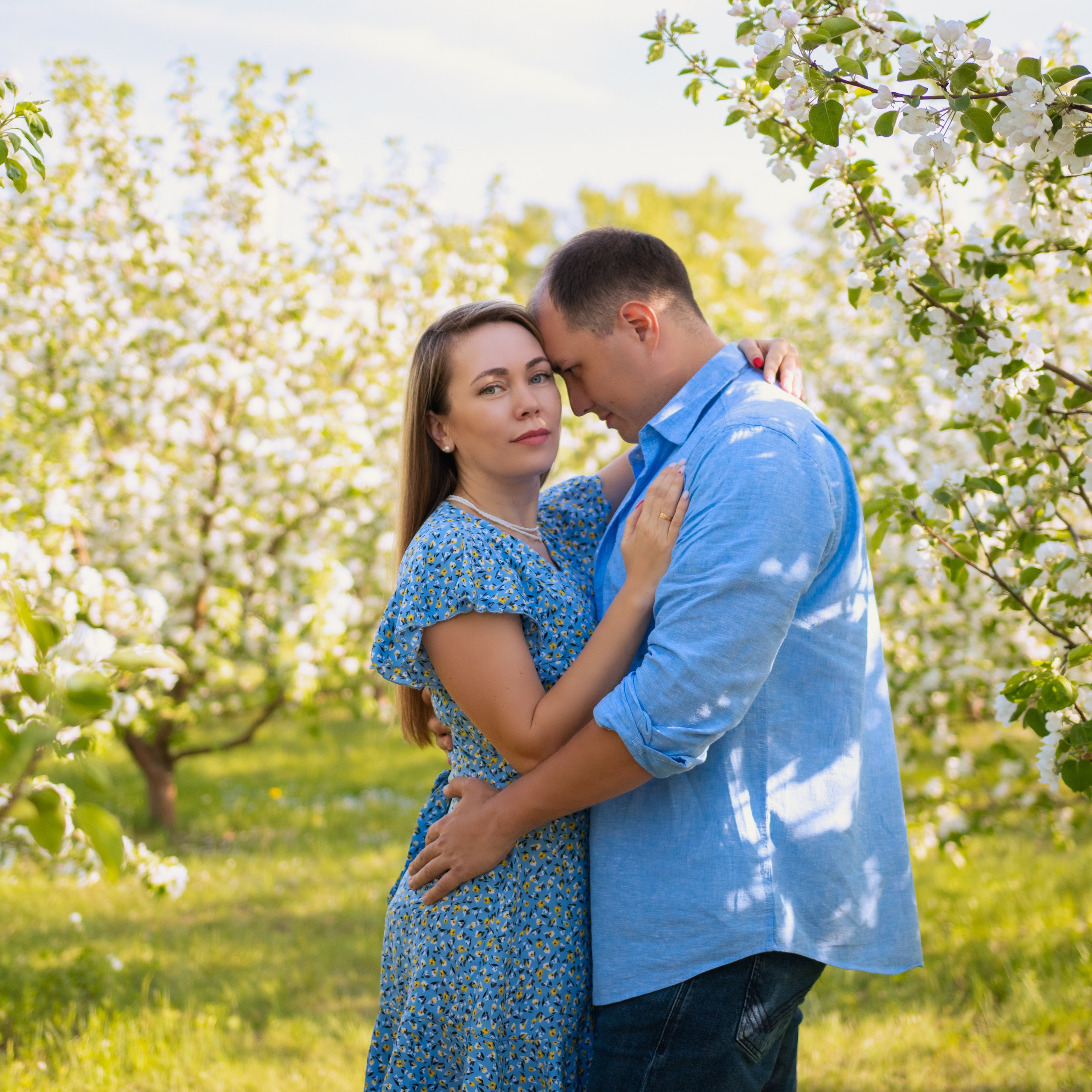 Семейная фотосессия в яблонях