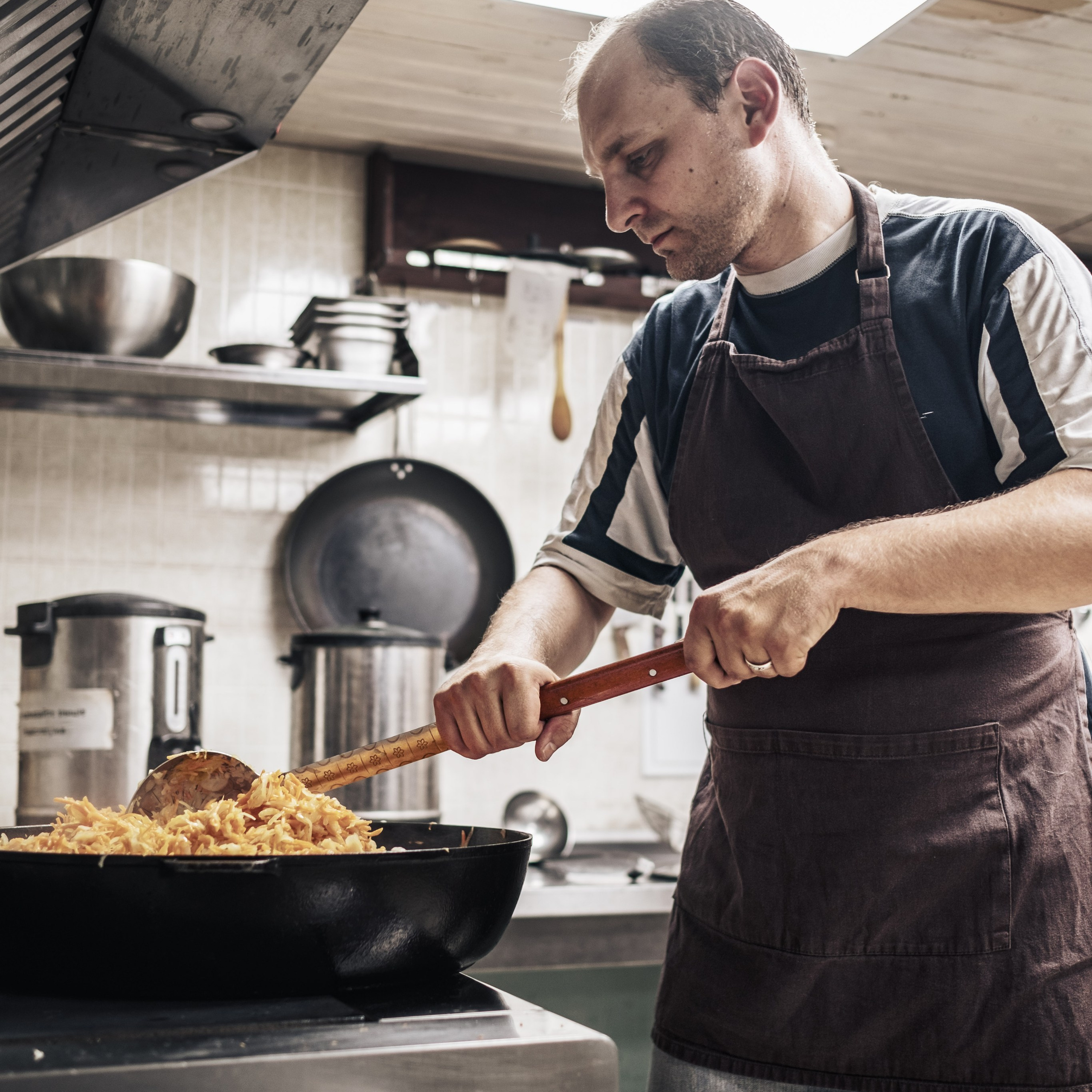 Готовка для бездомных и кормление их в Москве