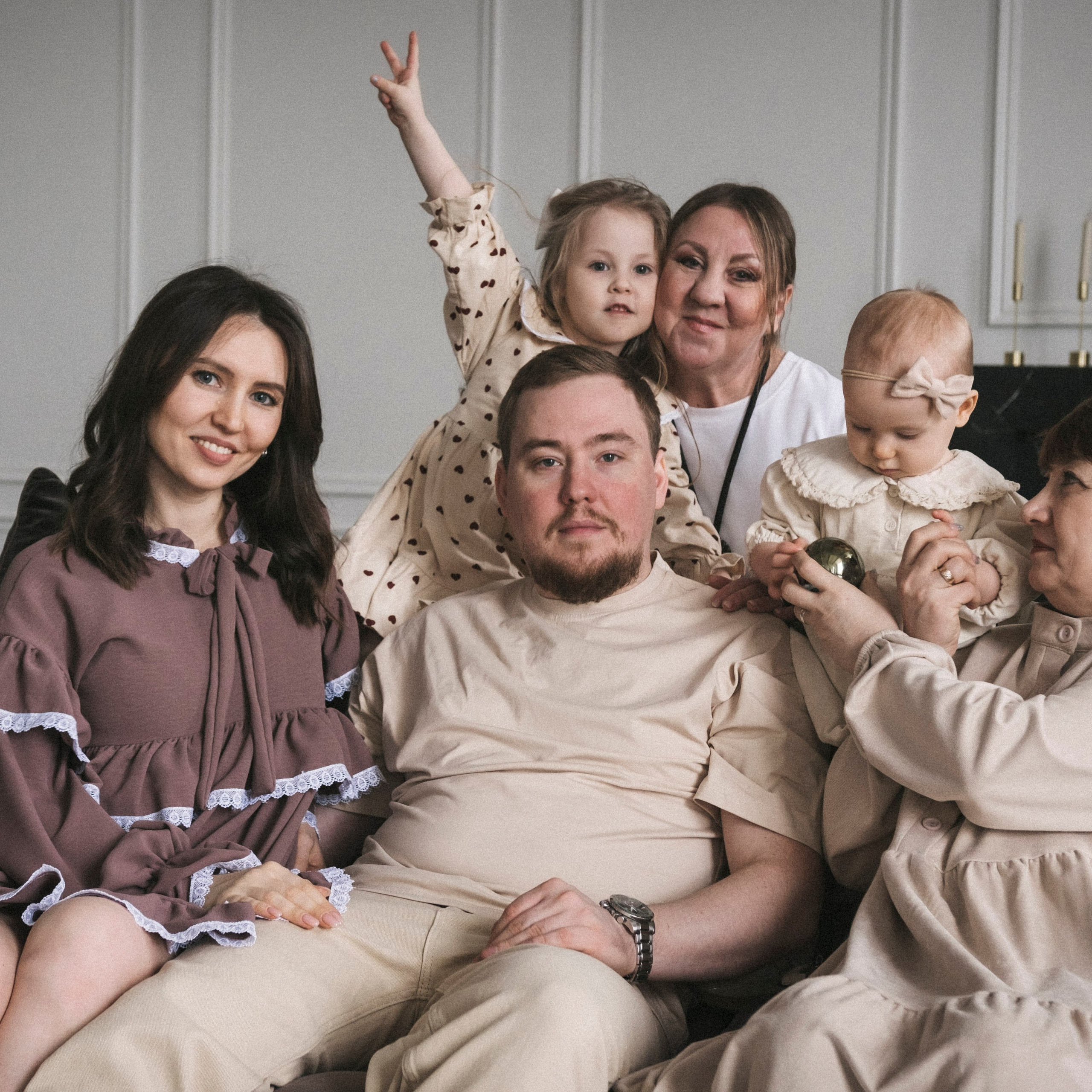 Егор и Ульяна с детьми и бабушками