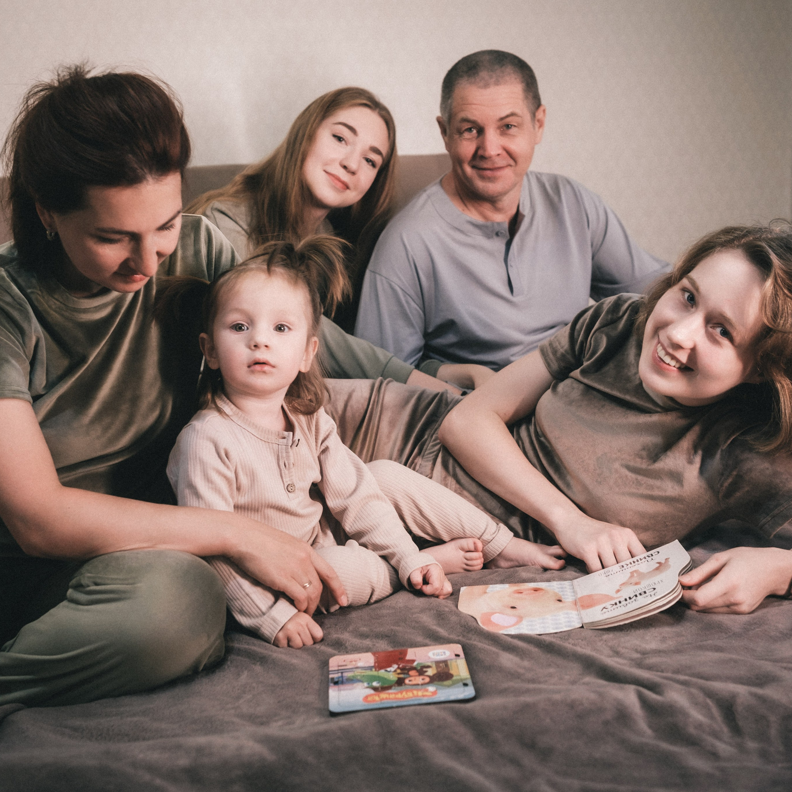 Евгений и Альбина с дочками