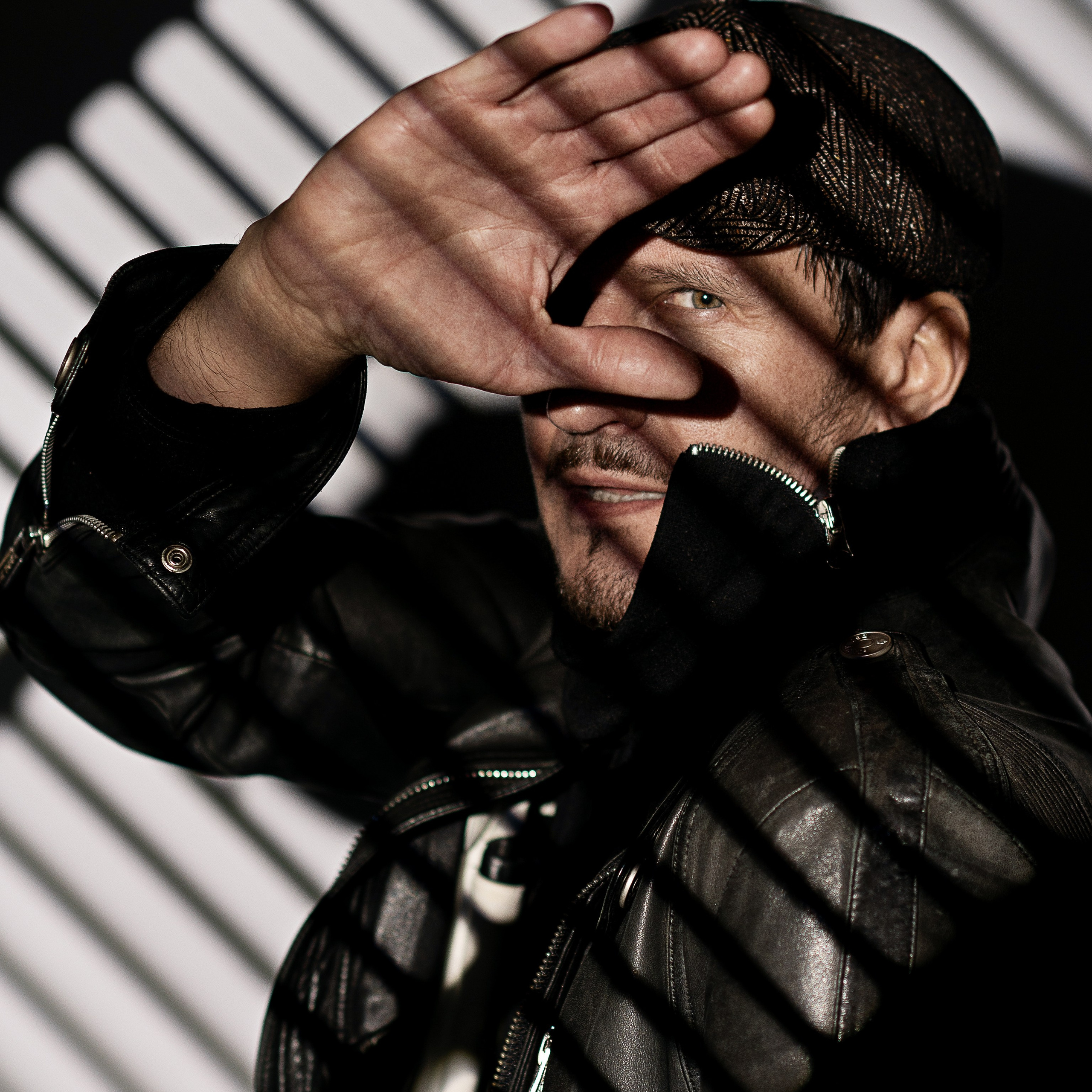 Портрет на белом фоне с гобо масками в фотостудии Севастополя