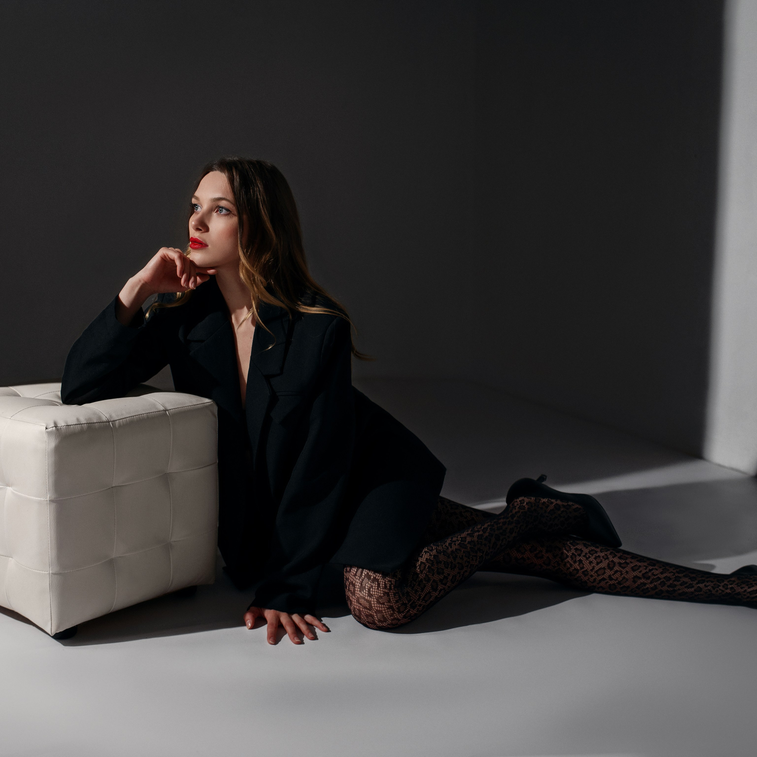 Съемка на белом фоне с одним источником света и двумя флагами