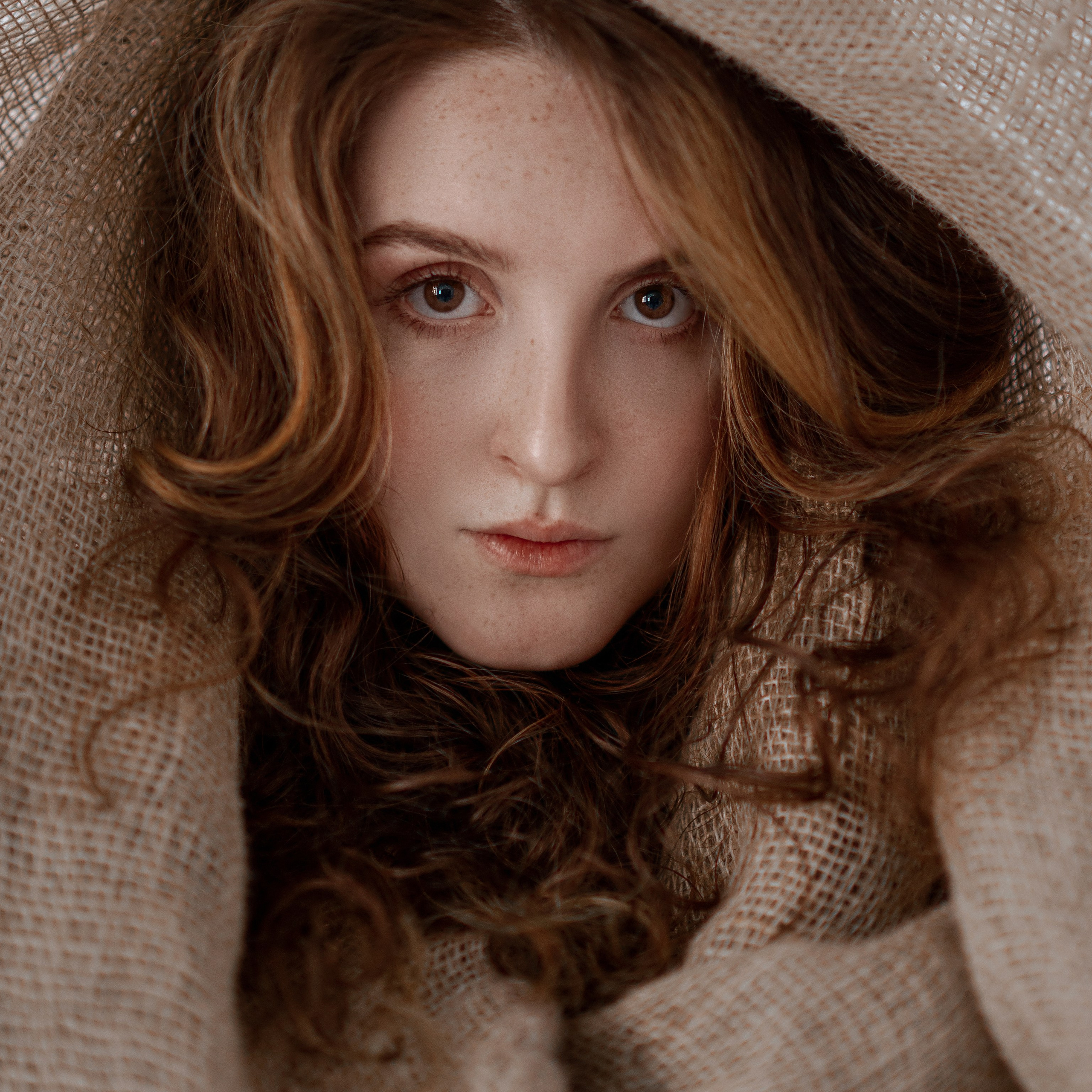 Студийная фотосессия с импульсным светом на белом фоне в Севастополе