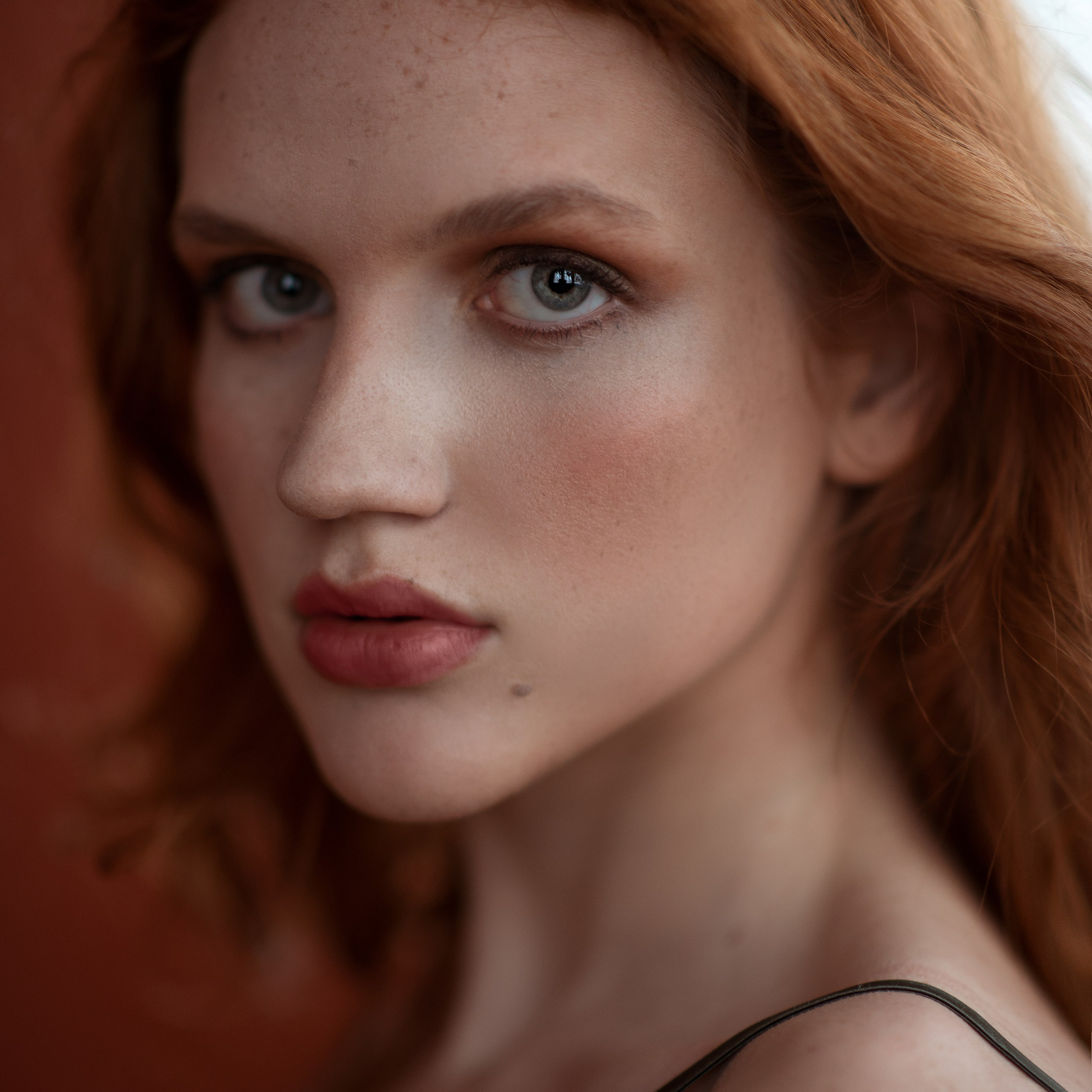 Женский плечевой портрет в студии Севастополя