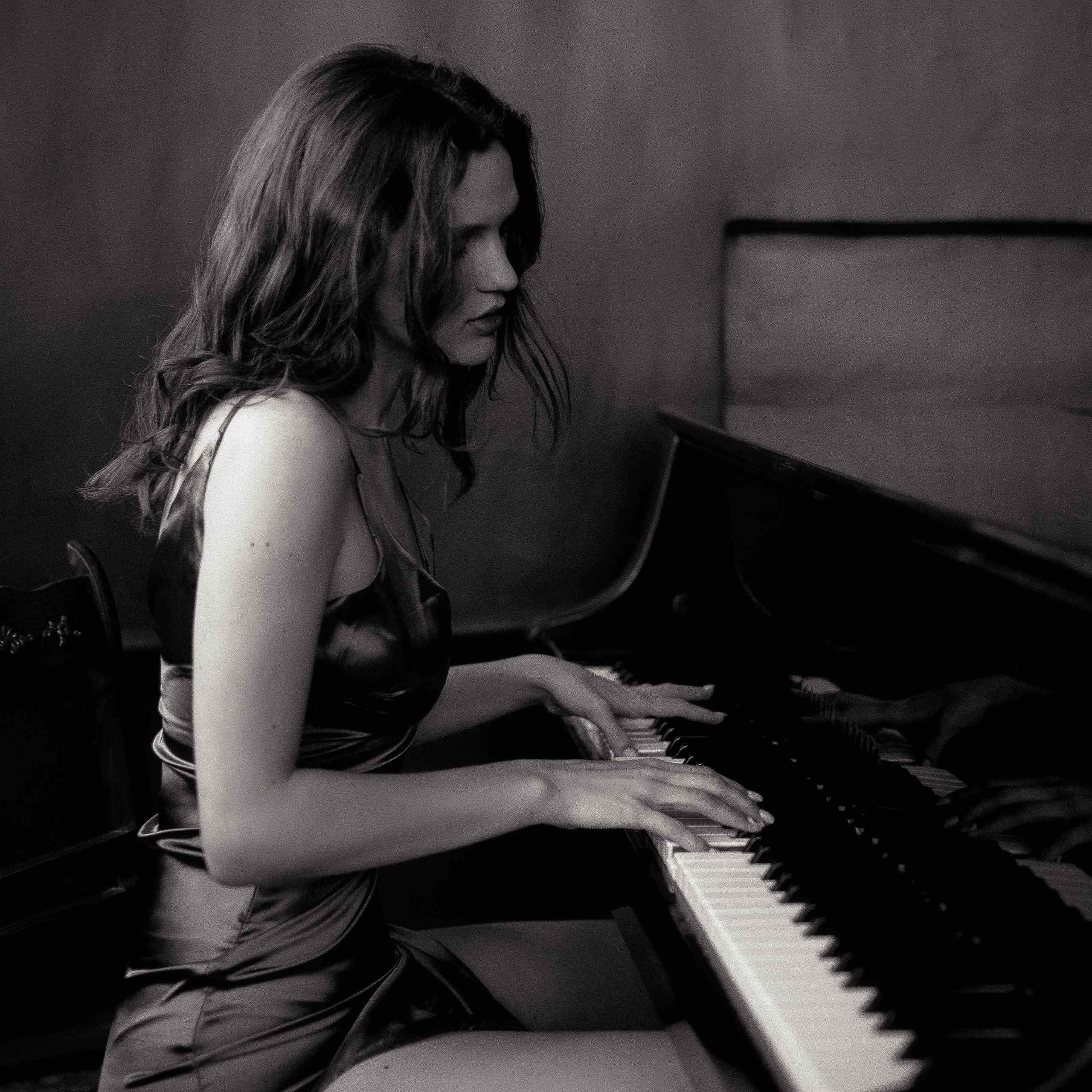 Фотосессия в студии с фортепиано в Севастополе