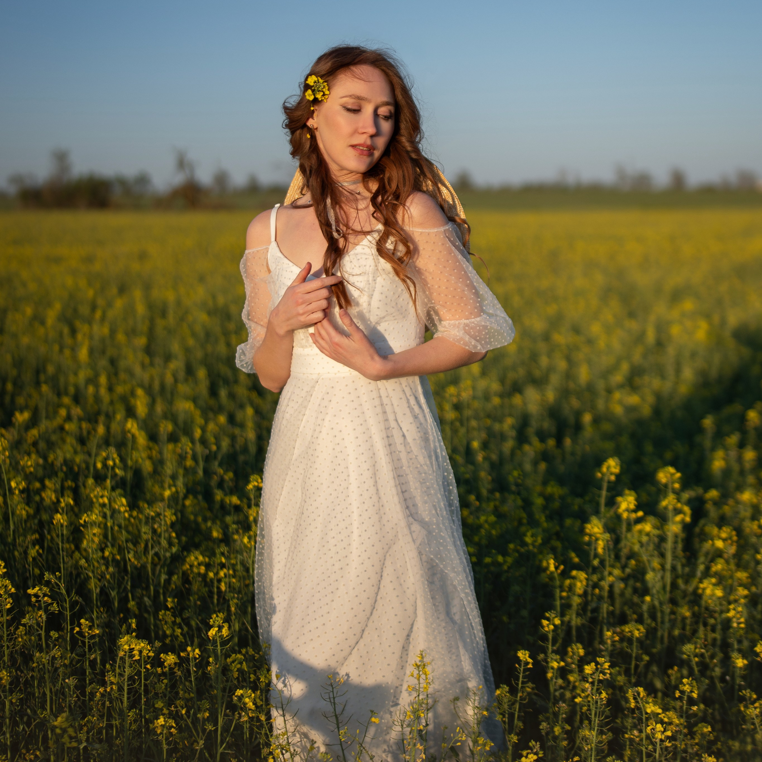 Фотосессия в цветущем рапсе