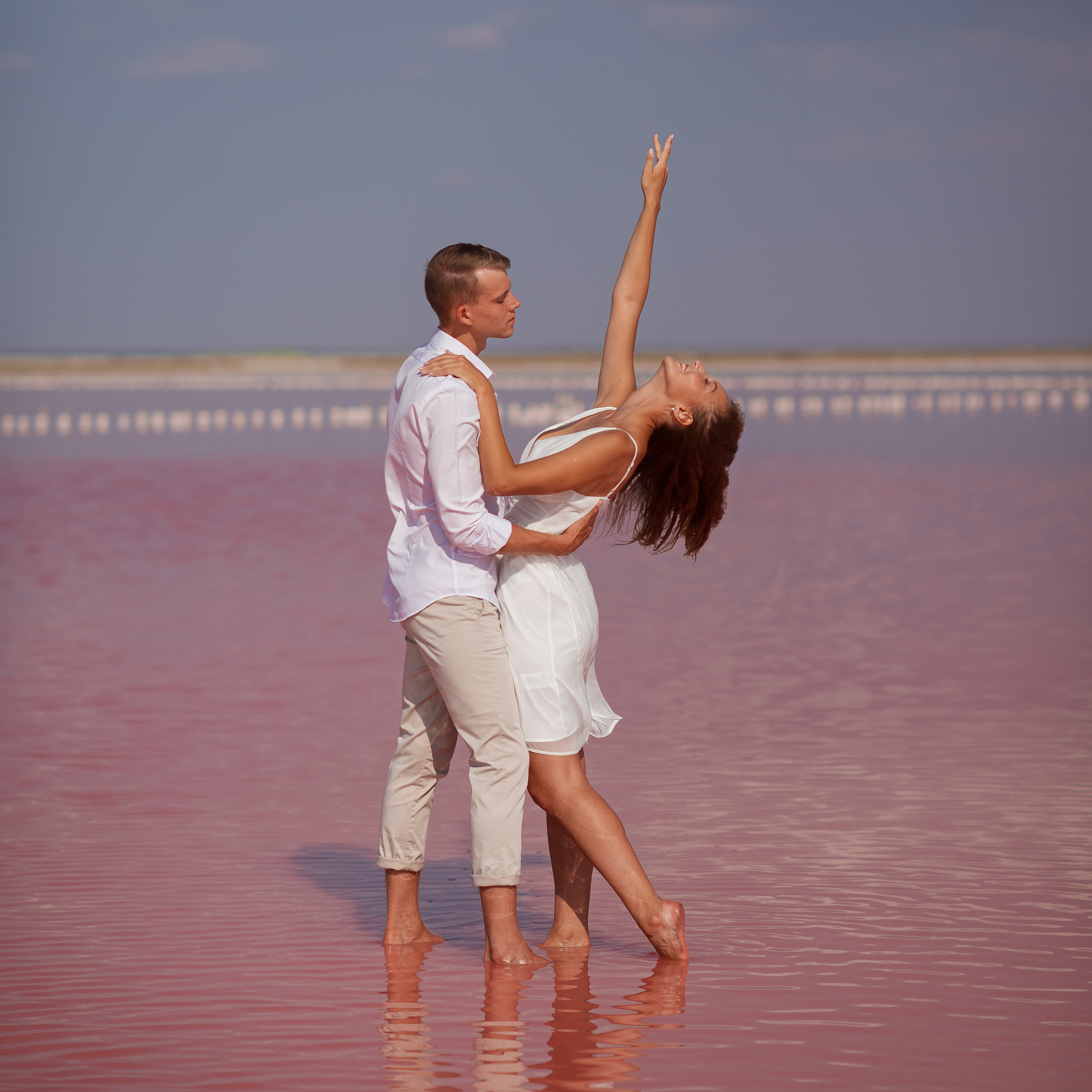 Фотосессия для влюбленных на розовом озере в Крыму