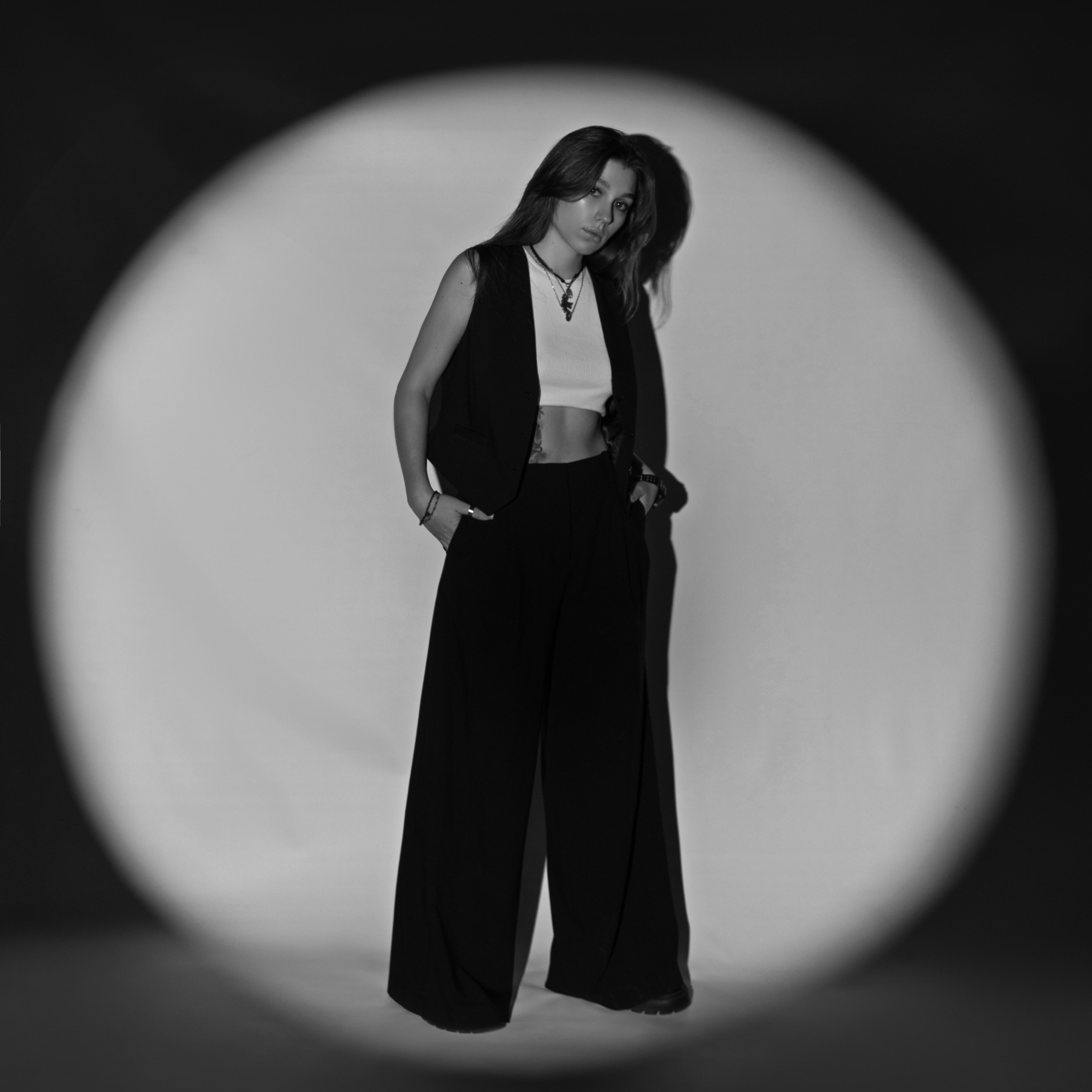 Портретный фотограф в Севастополе, владеющий техниками гобо света в фотостудии (Севастополь)