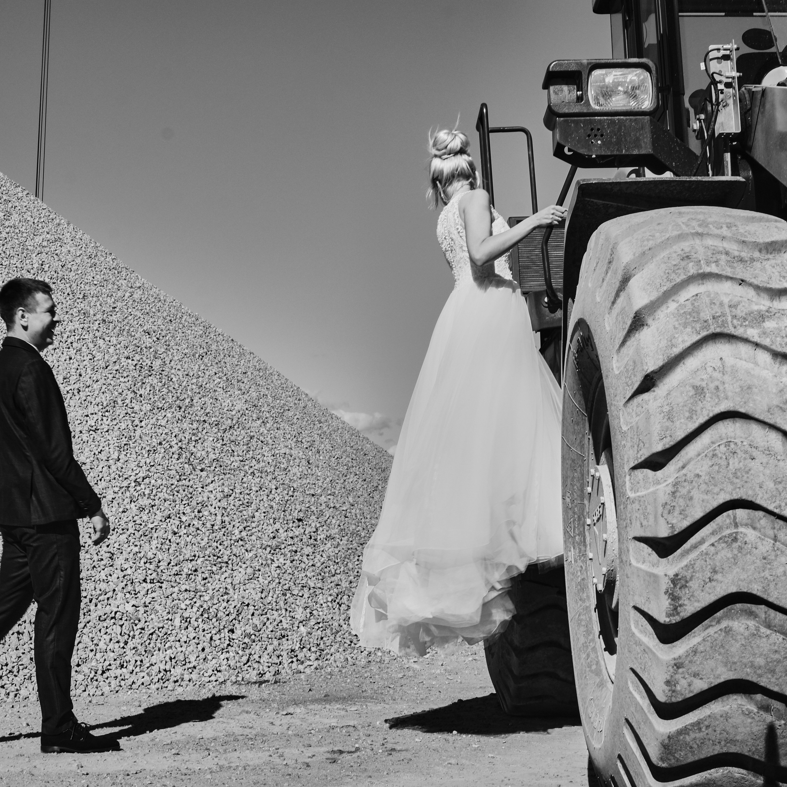 Они залезли на трактор…