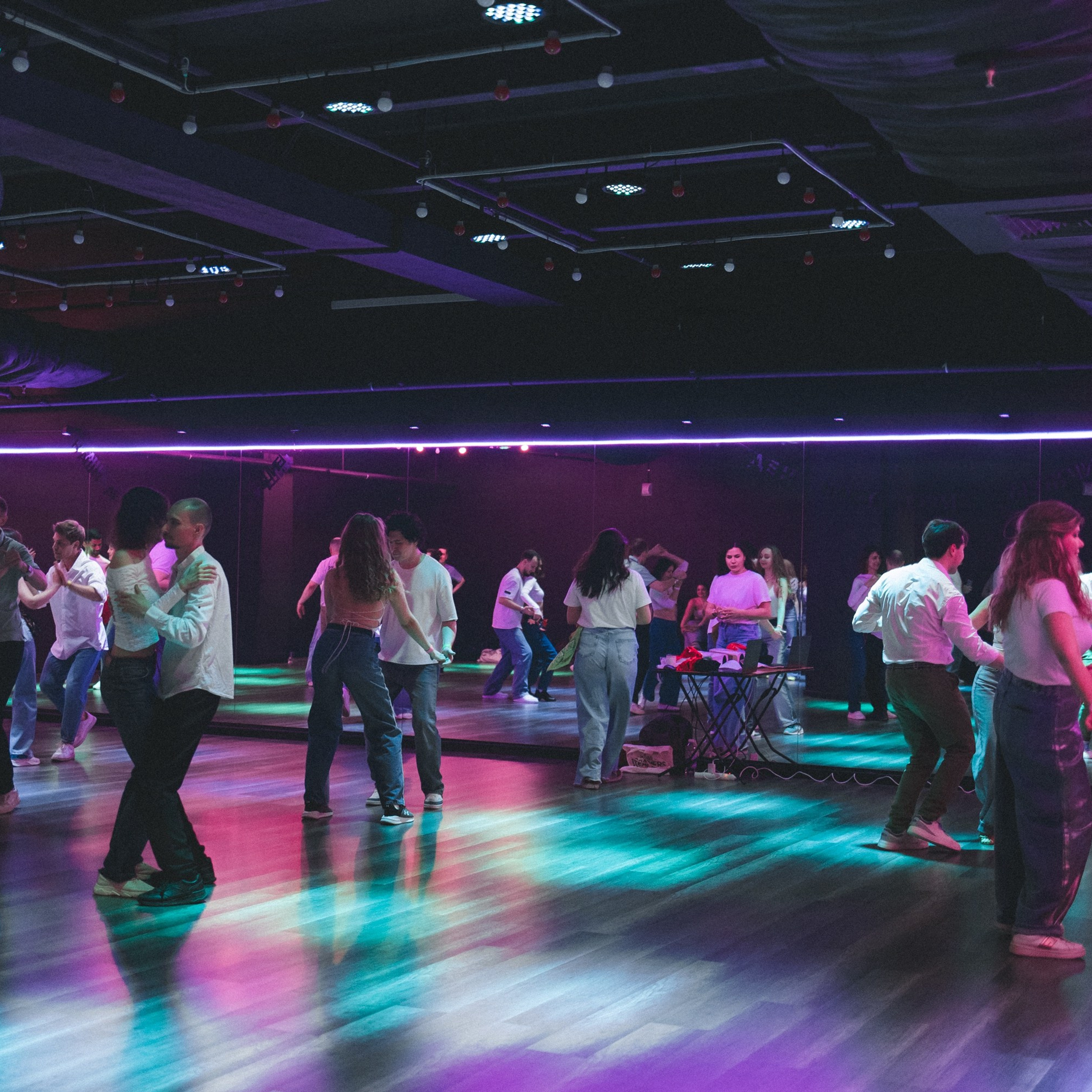 Танцевальная вечеринка) В&nbsp;ритме вечера.