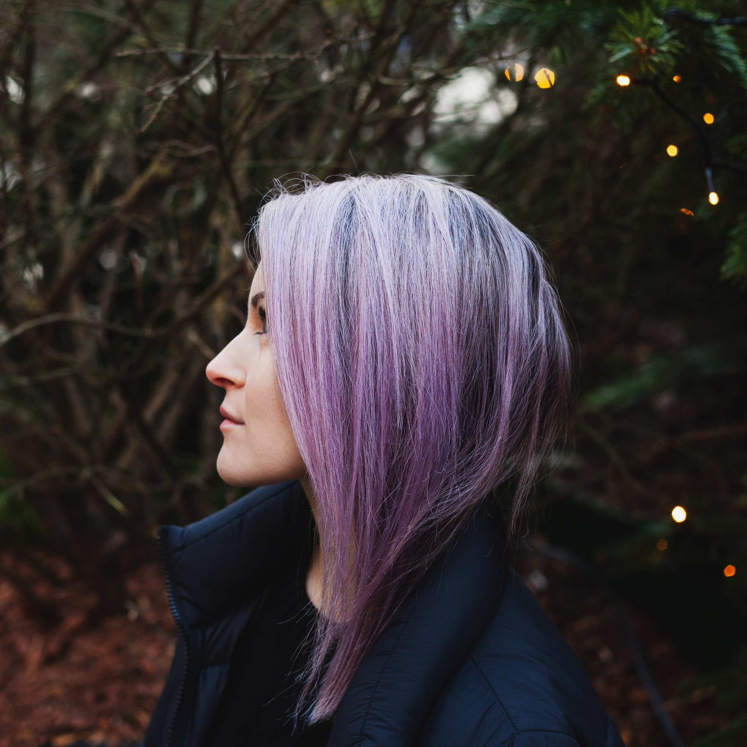 девушка с фиолетовым волосами