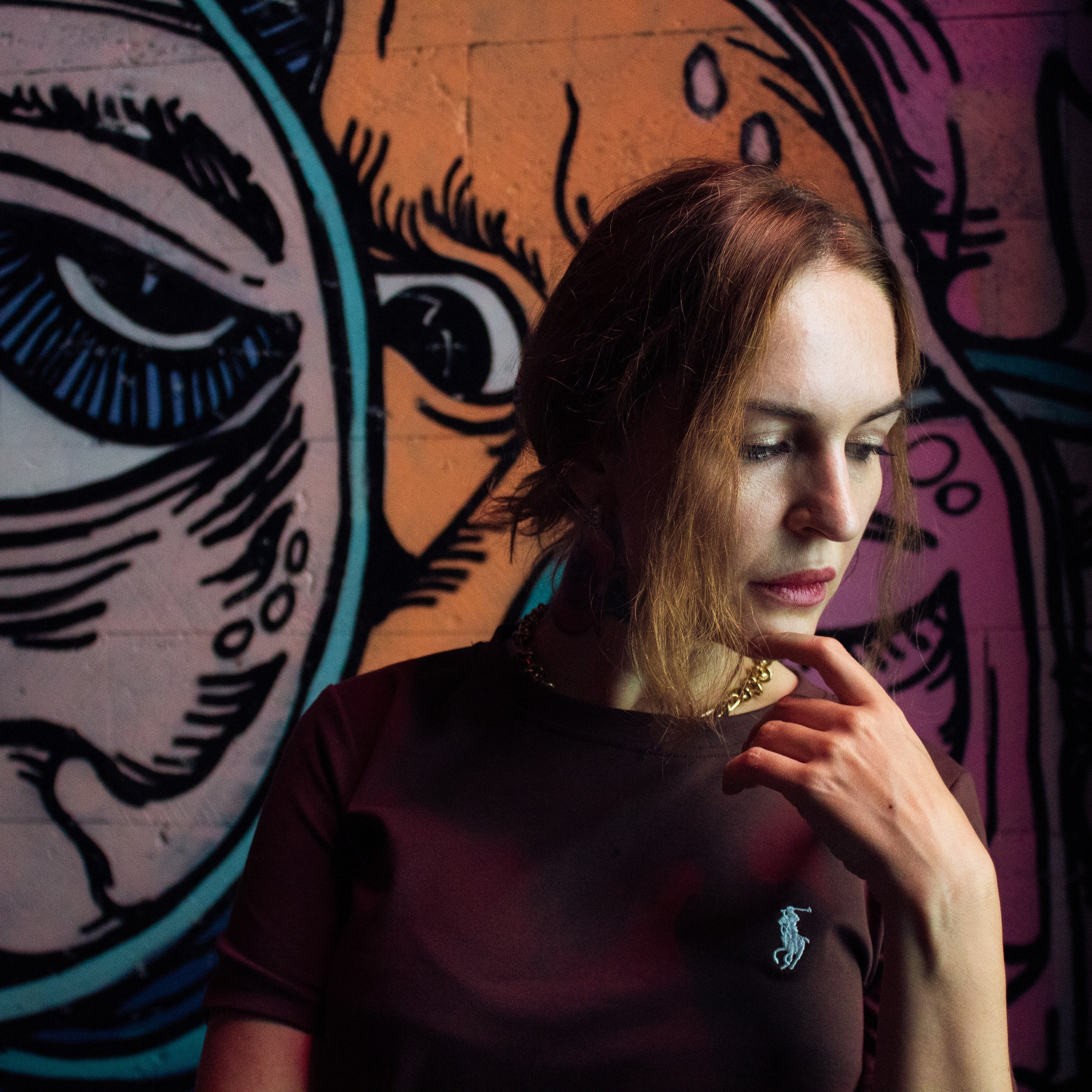 Актриса Женя Ханссен, девушка на улице москвы