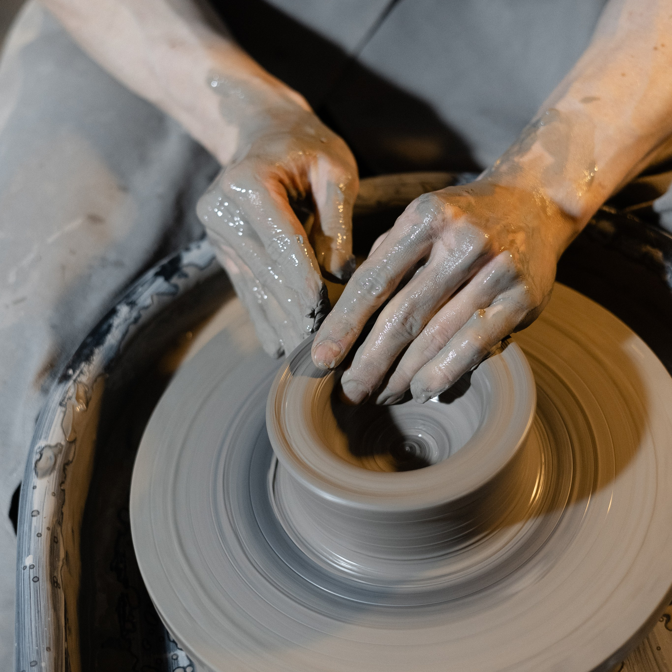 Фотограф на мастер-класс в гончарной мастерской