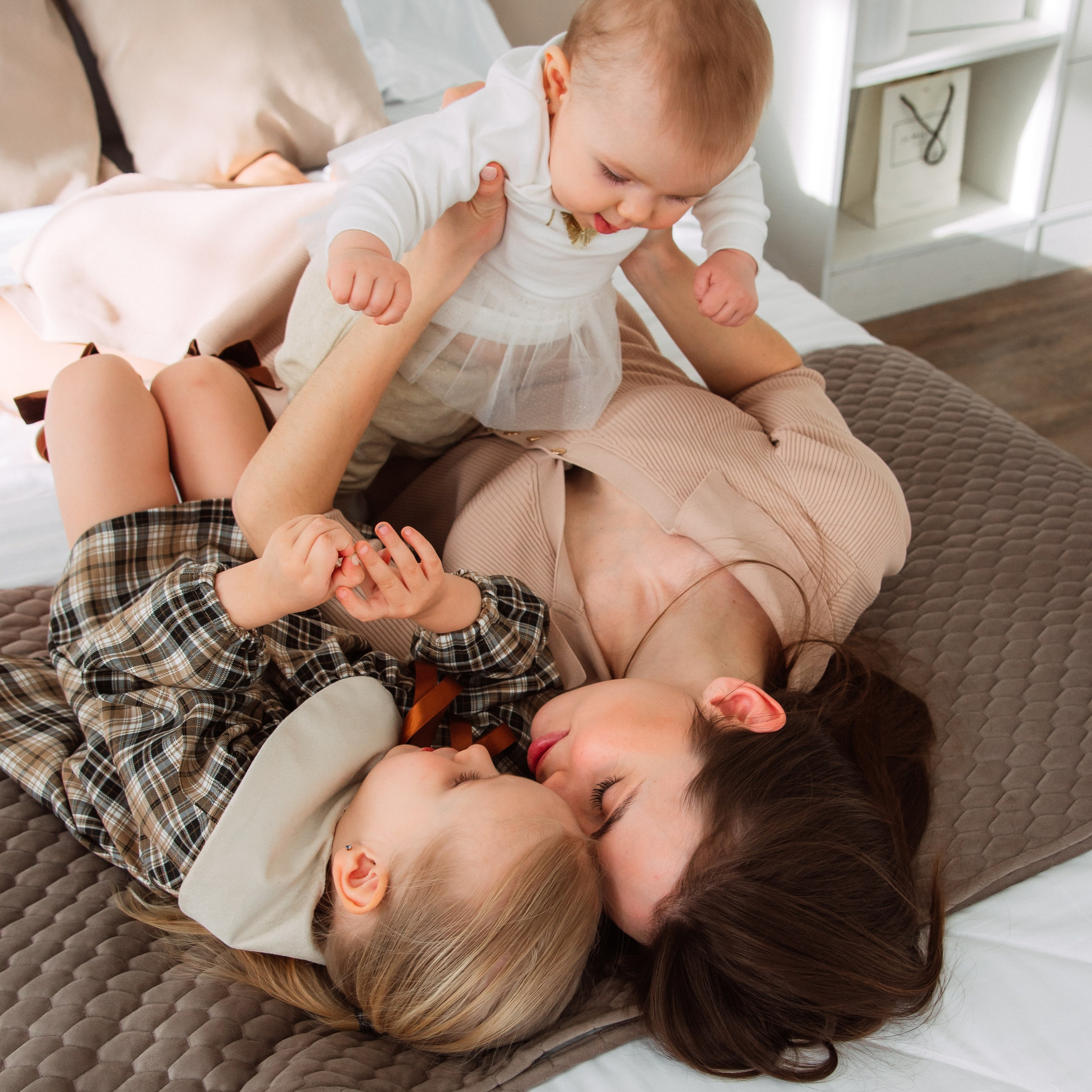 Таня, Мила, Тая