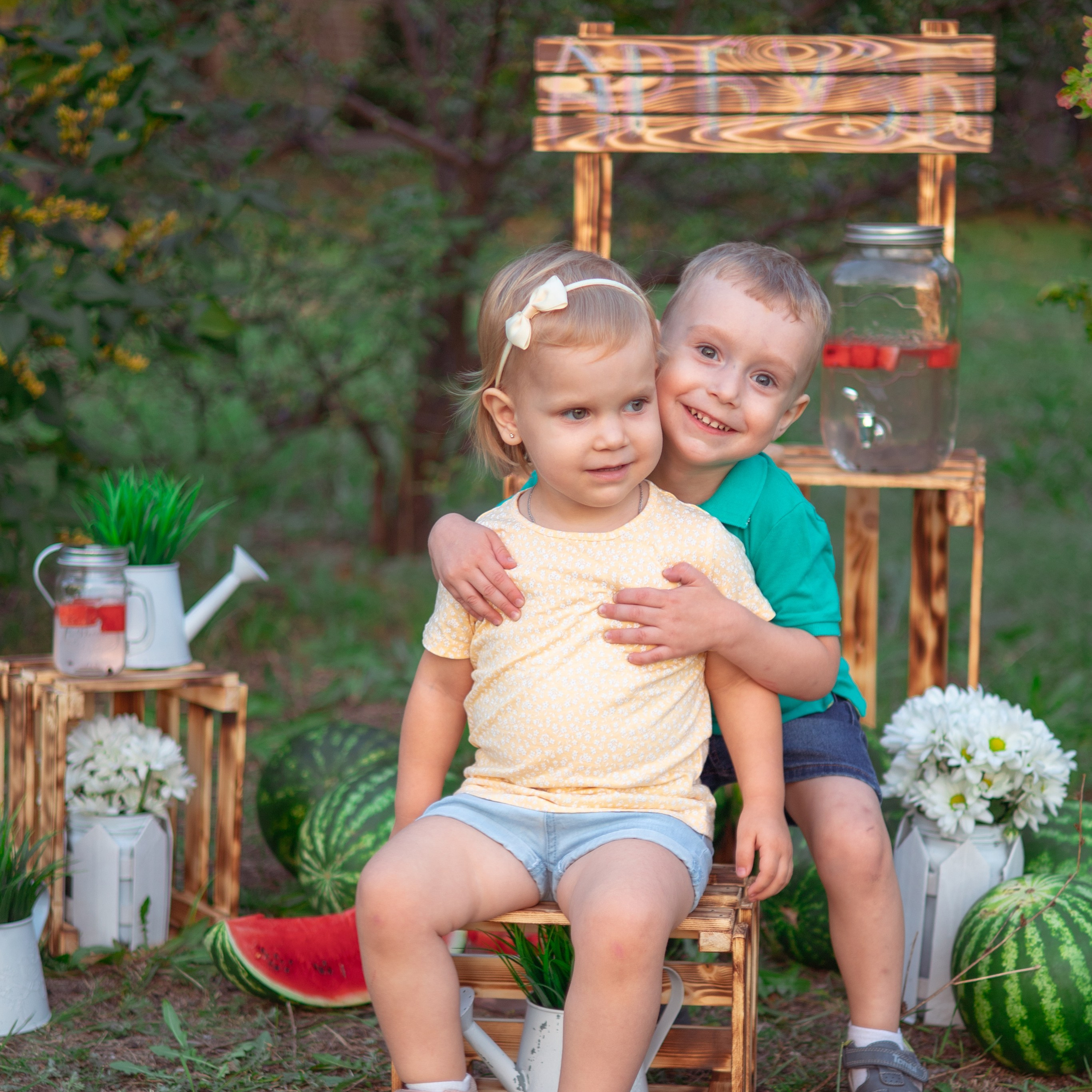 Полина и Даня арбузы