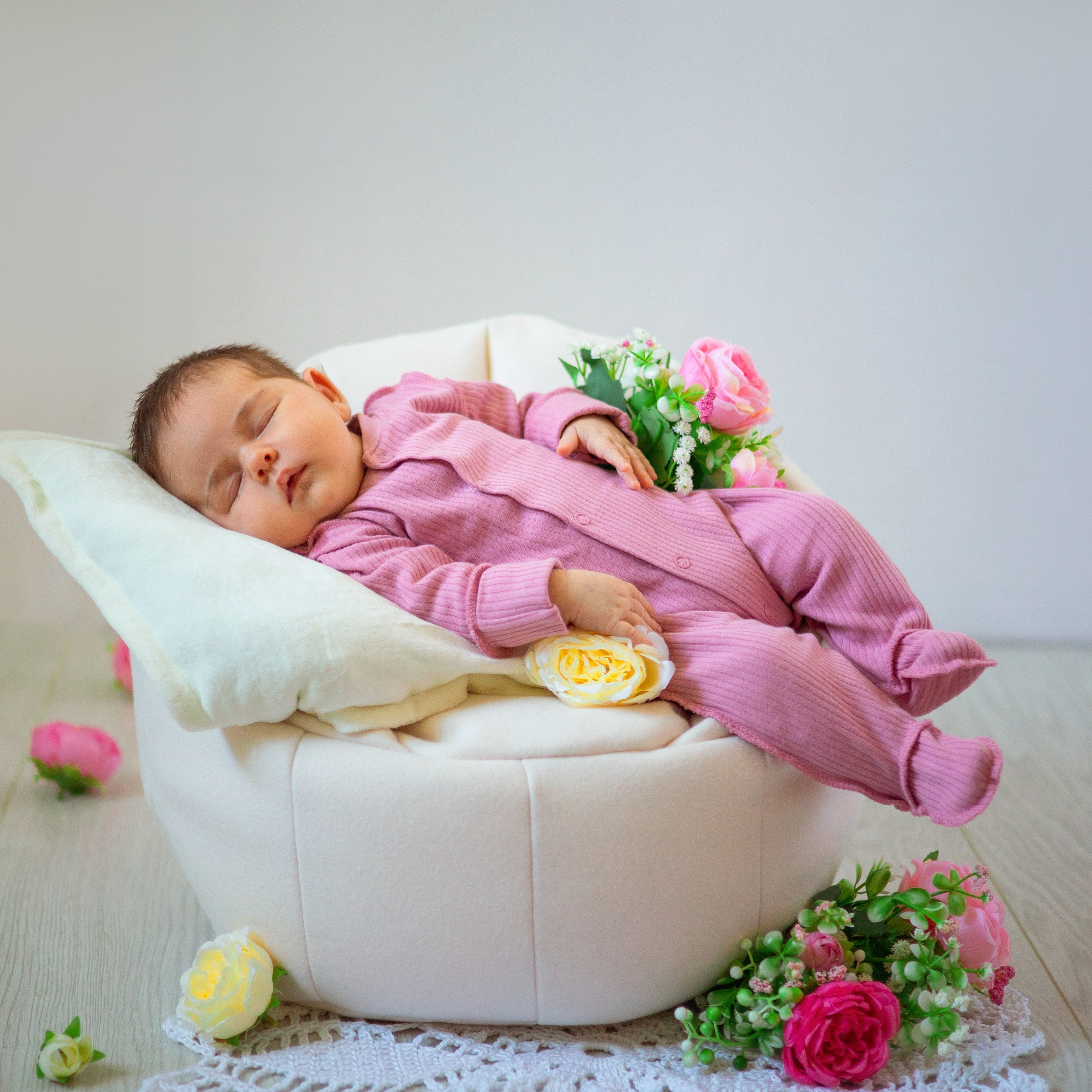 Маша с цветами