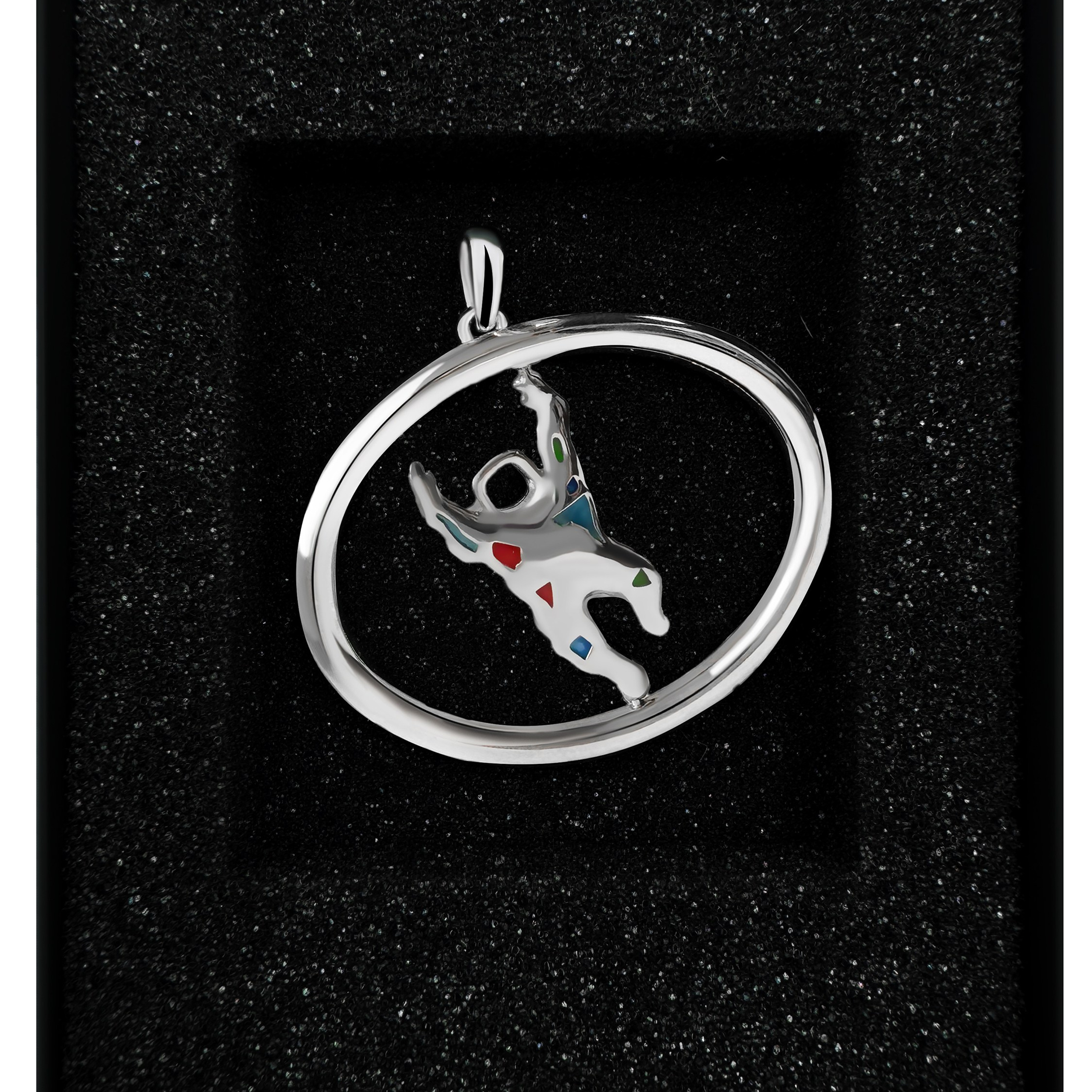 Ретушь брелока, металла на черном фоне.