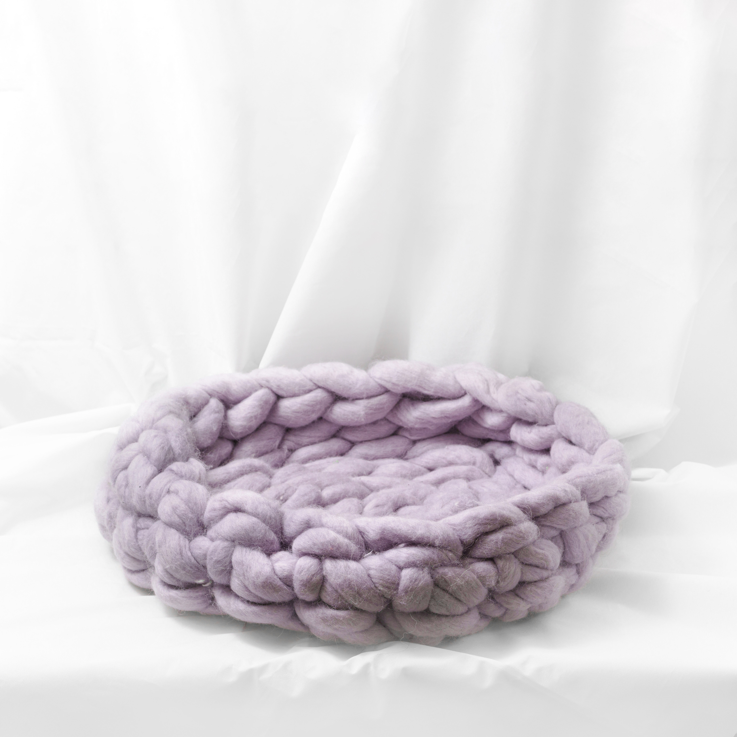 Лежанка сиреневая вязаная, диаметр ~40 см