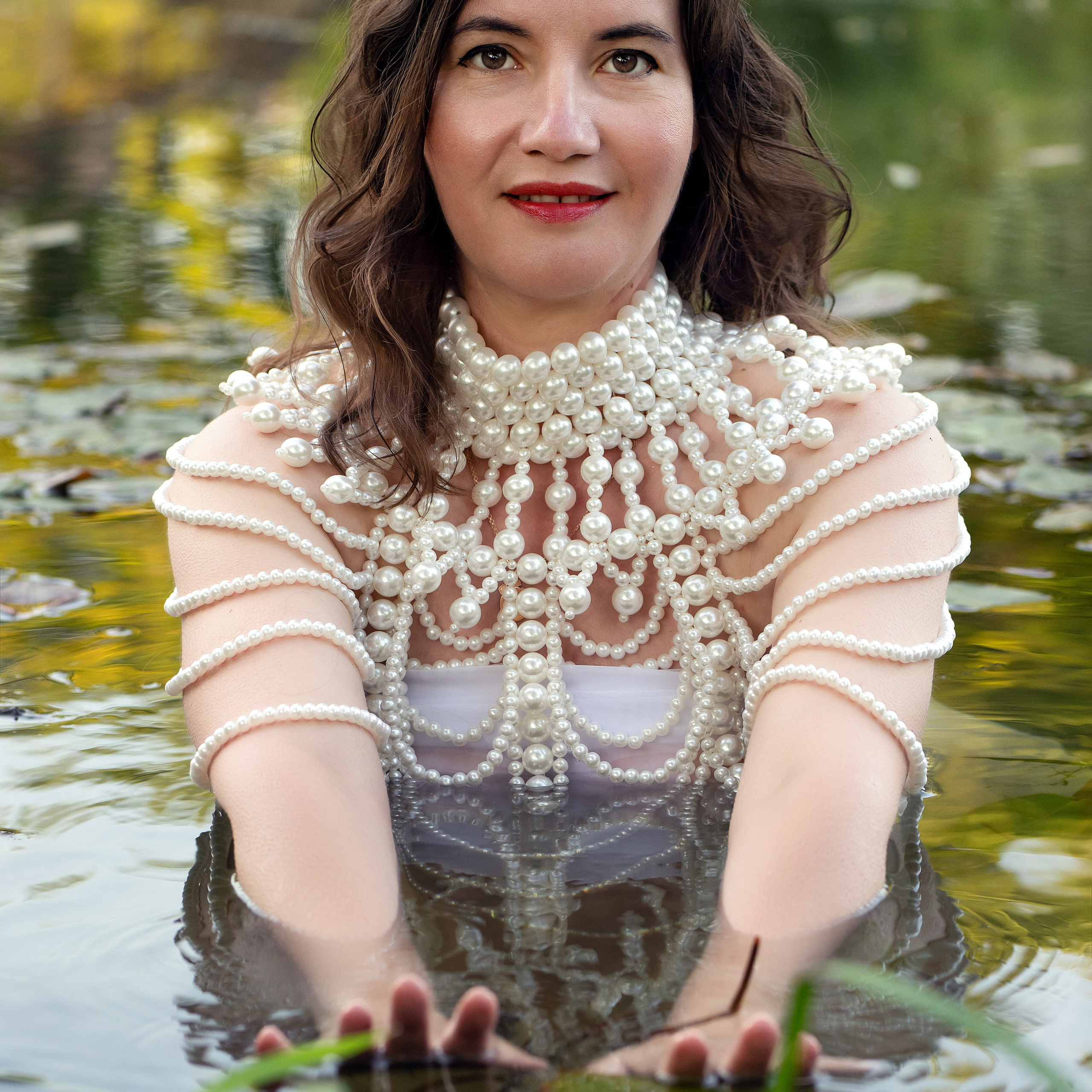 Платье, бусы и вода.....