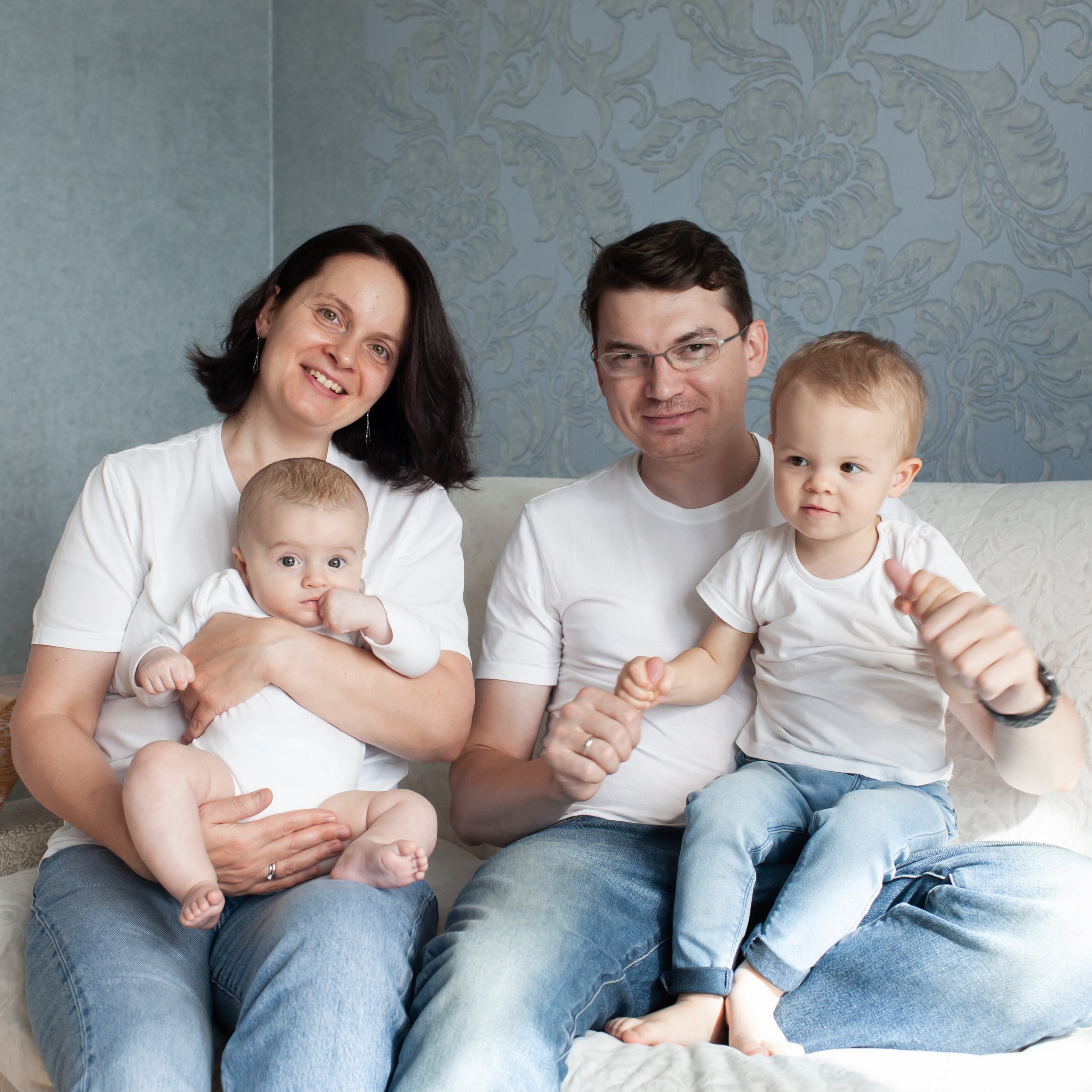 Семья с двумя дочками