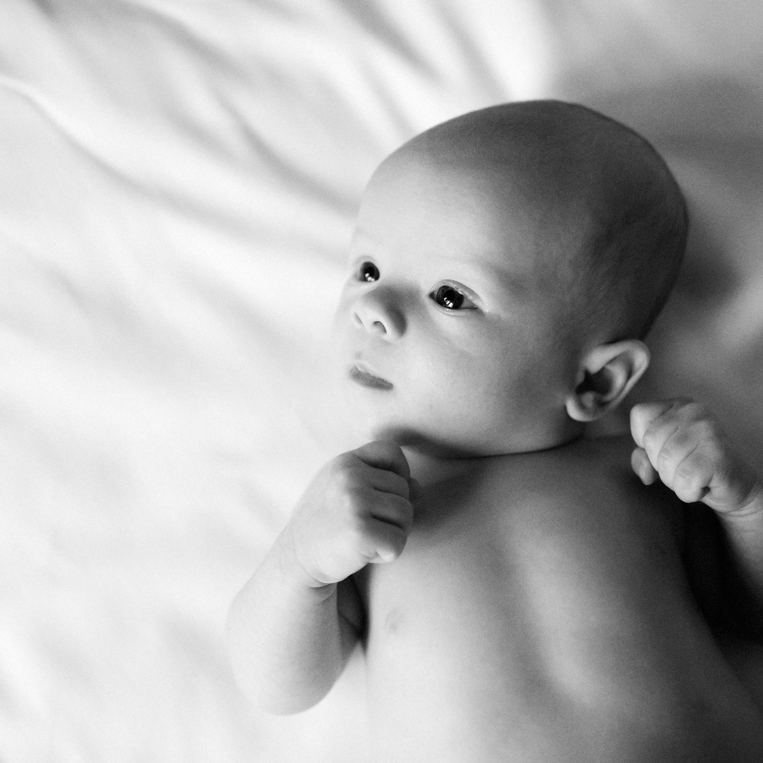Черно-белая съемка новорожденной