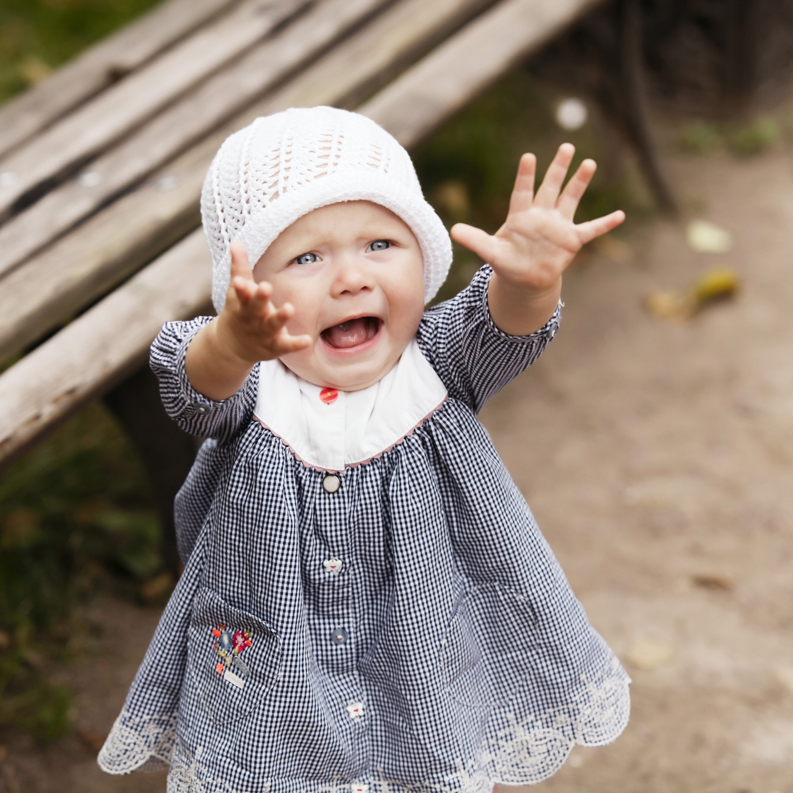 Прогулка малышки с мамой в парке