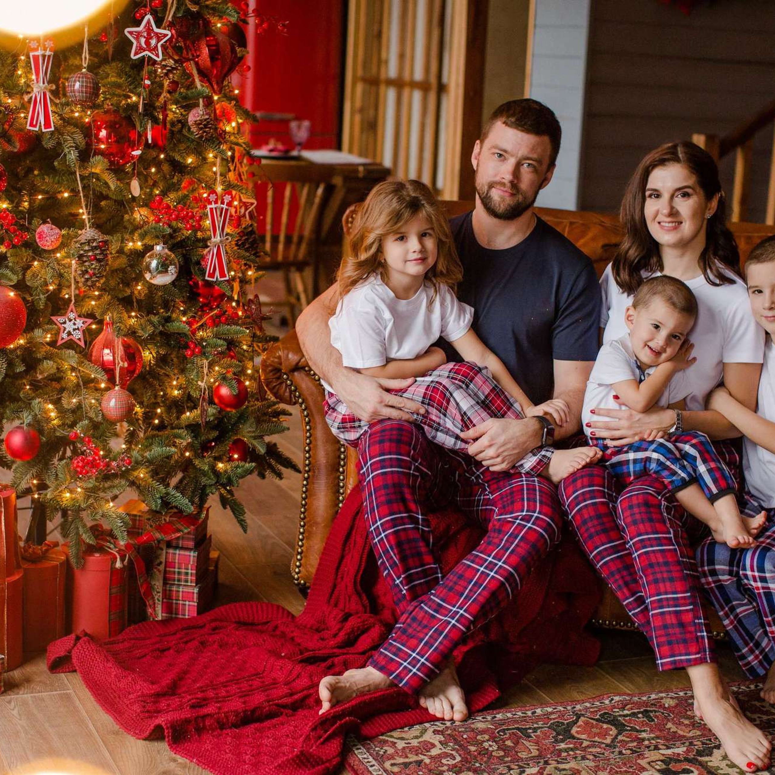 Артем, Вика с&nbsp;детьми