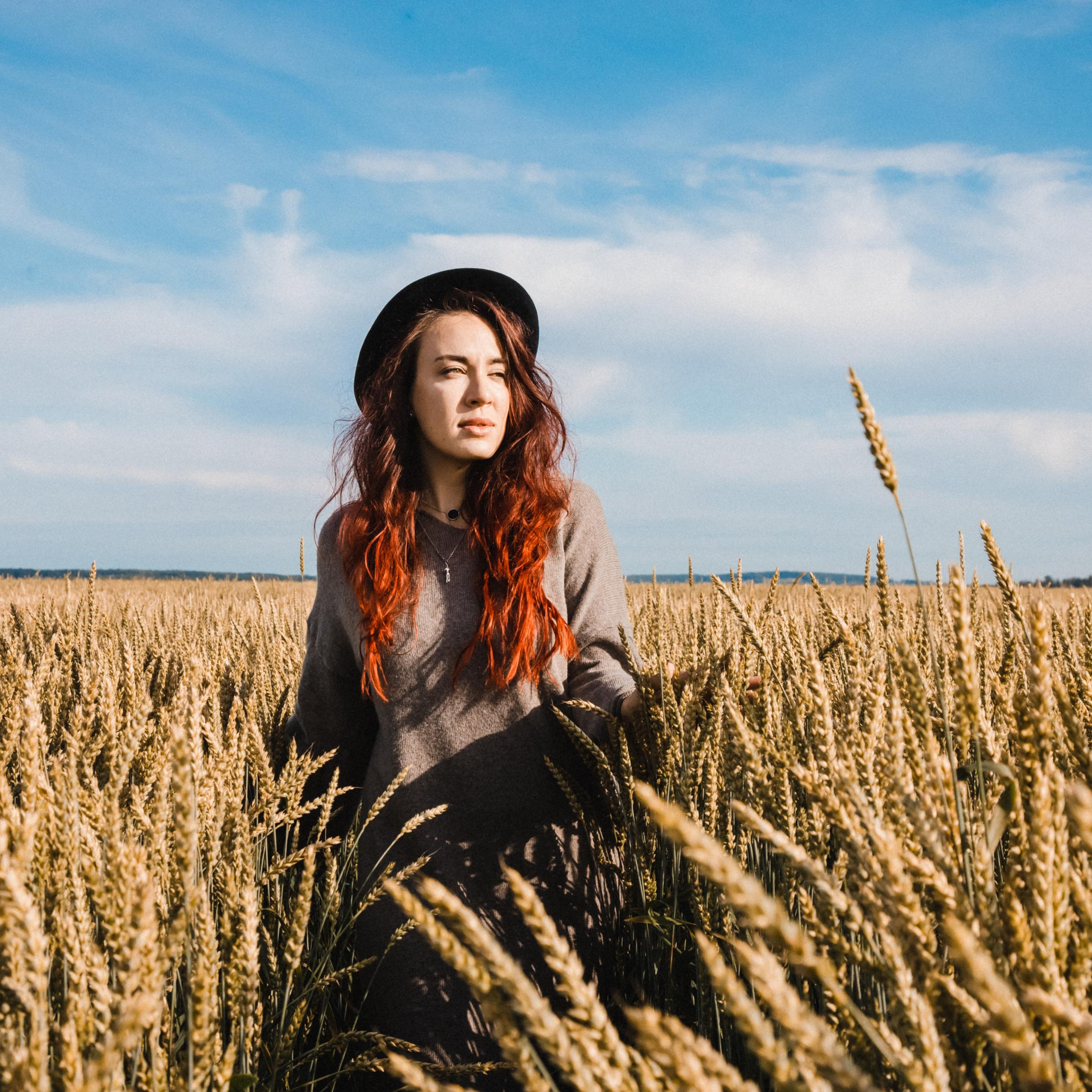 Катя. В осенних полях