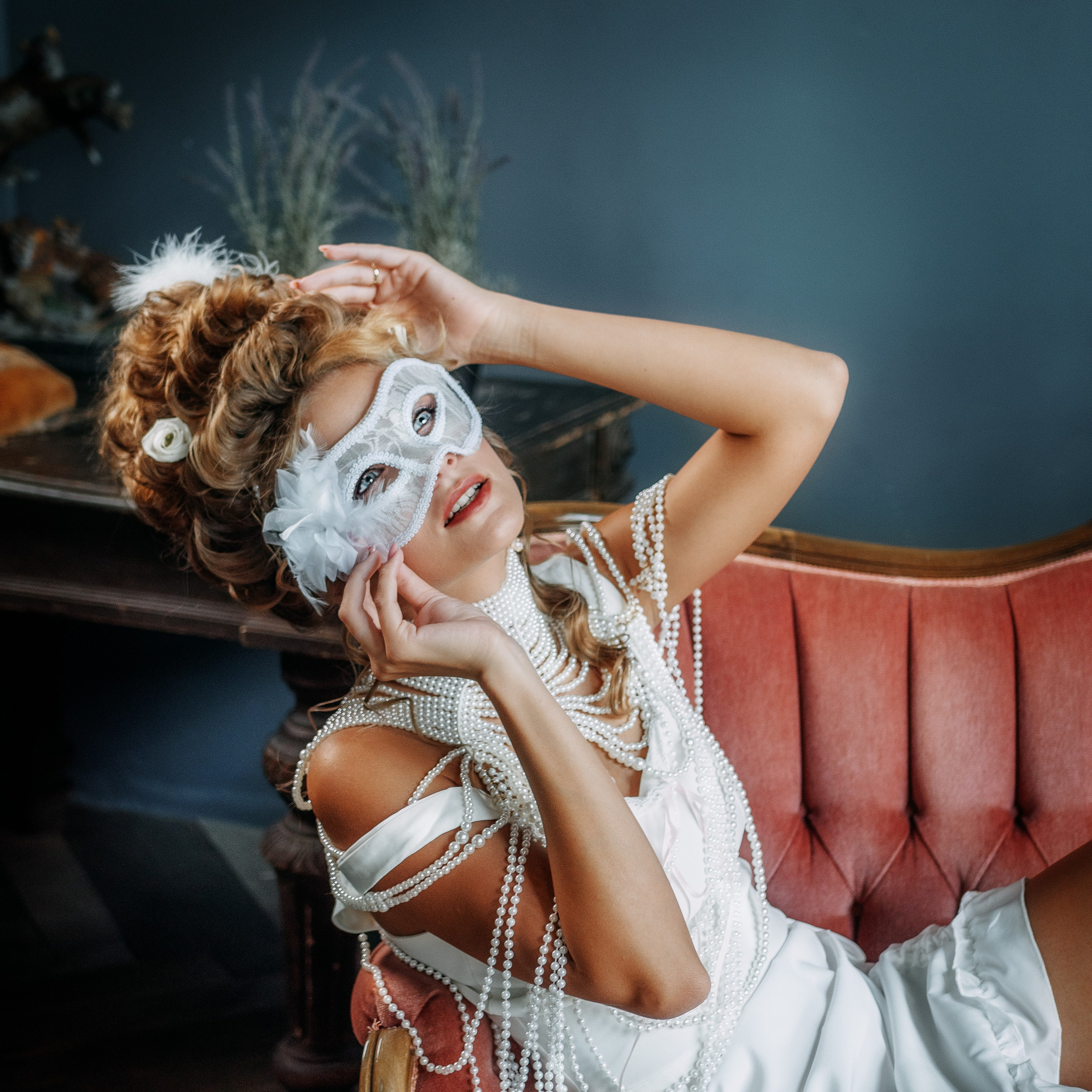 Винтажная фотосессия девушки в Викторианском стиле. Винтажный будуар. Профессиональная прическа и макияж, жемчуга и кружево. Съемка проведена в ретро студии Нижнего Новгорода.