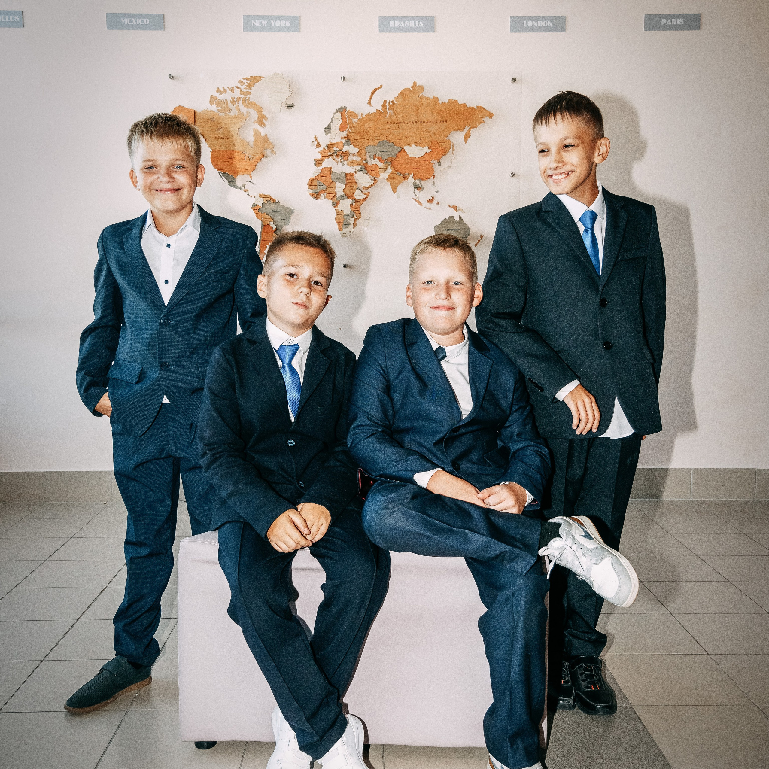 Групповой снимок мальчиков в школе. 