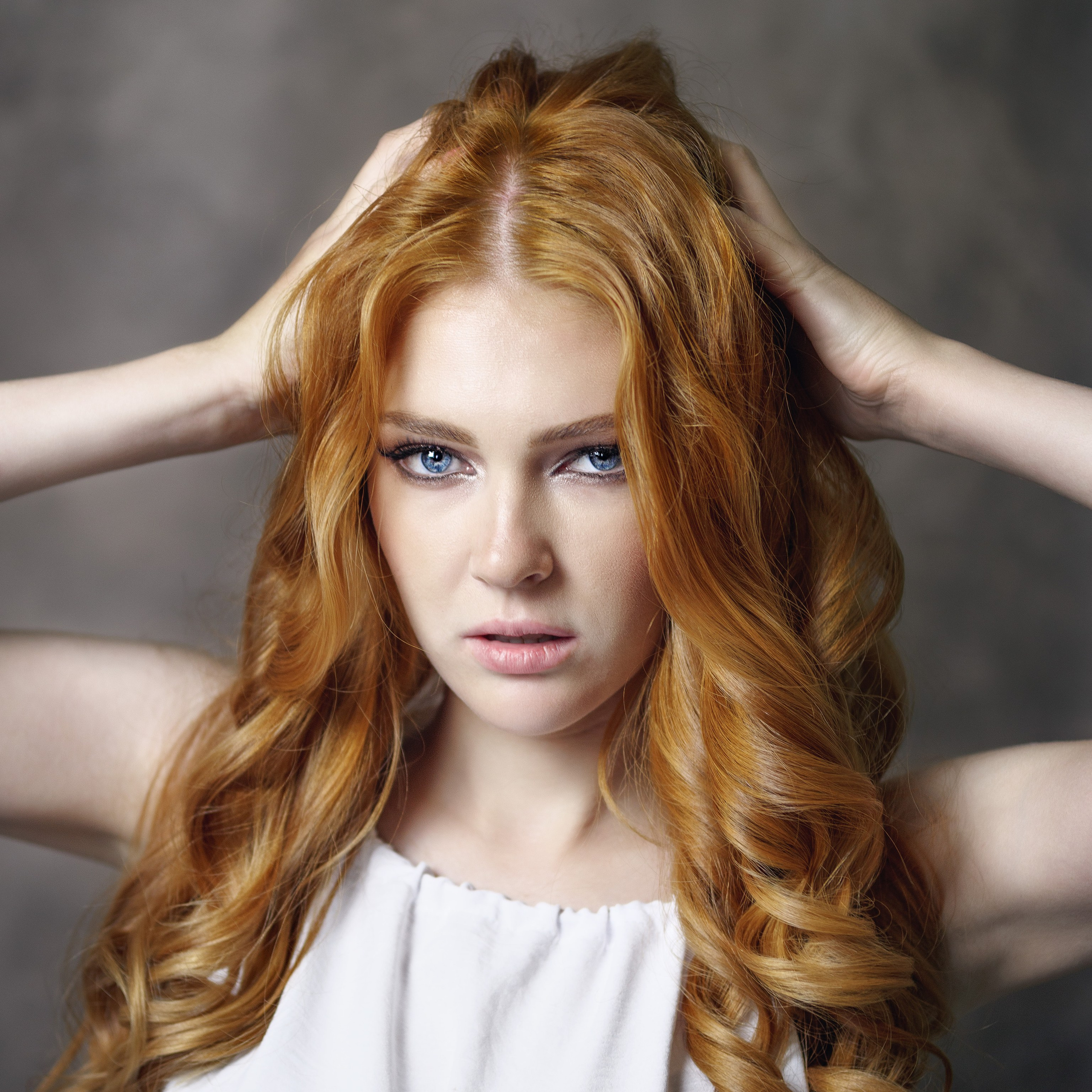 Студийный портрет рыжей девушки.