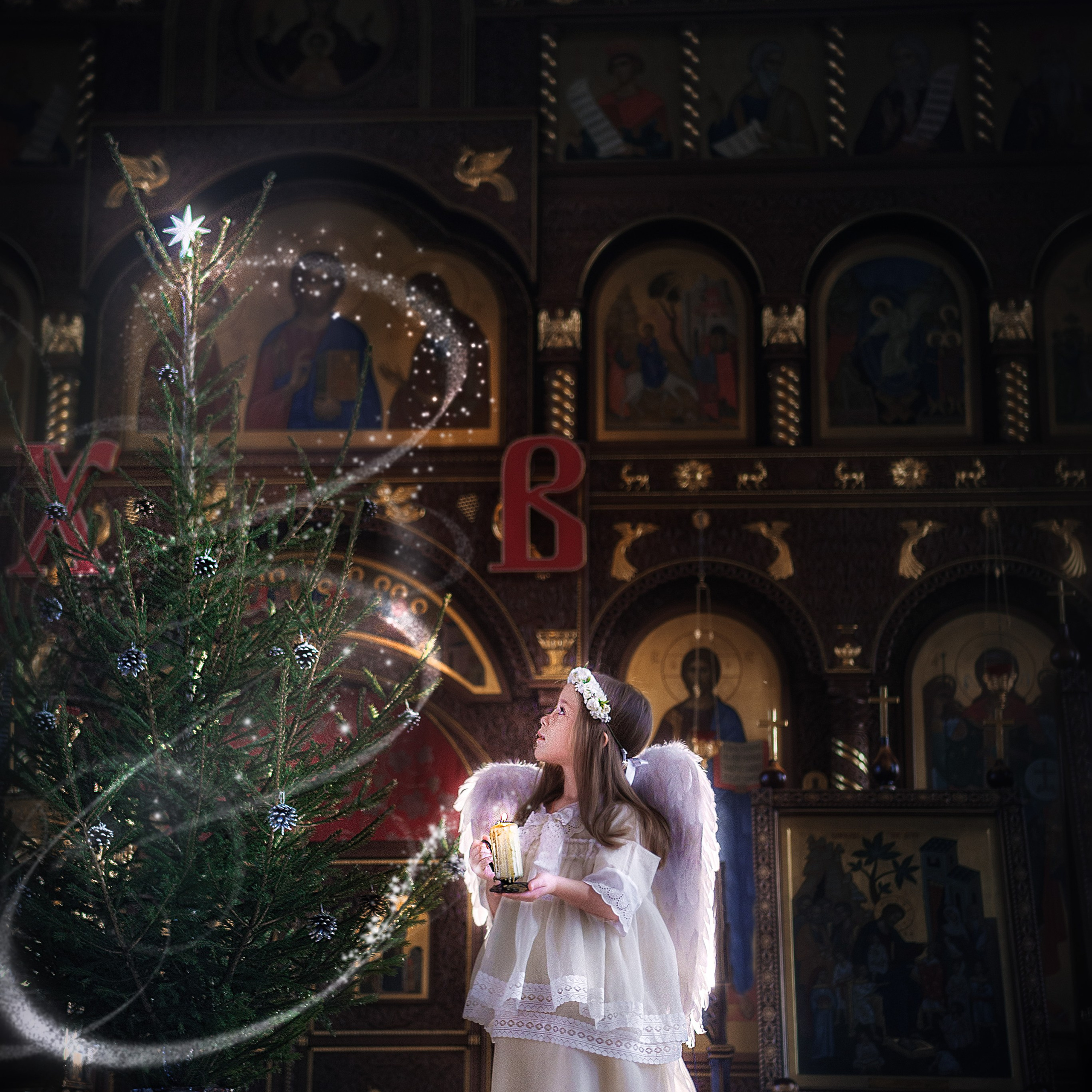 Фотосессия в храме. Ребенок одет в виде ангела зажигает рождественскую звезду в храме. 