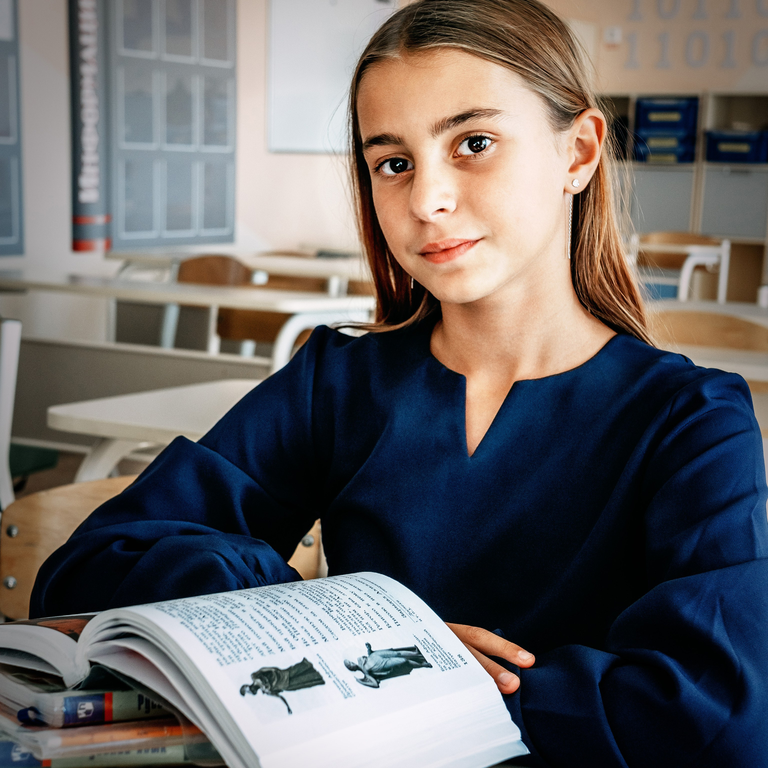 Портрет девочки с учебниками.