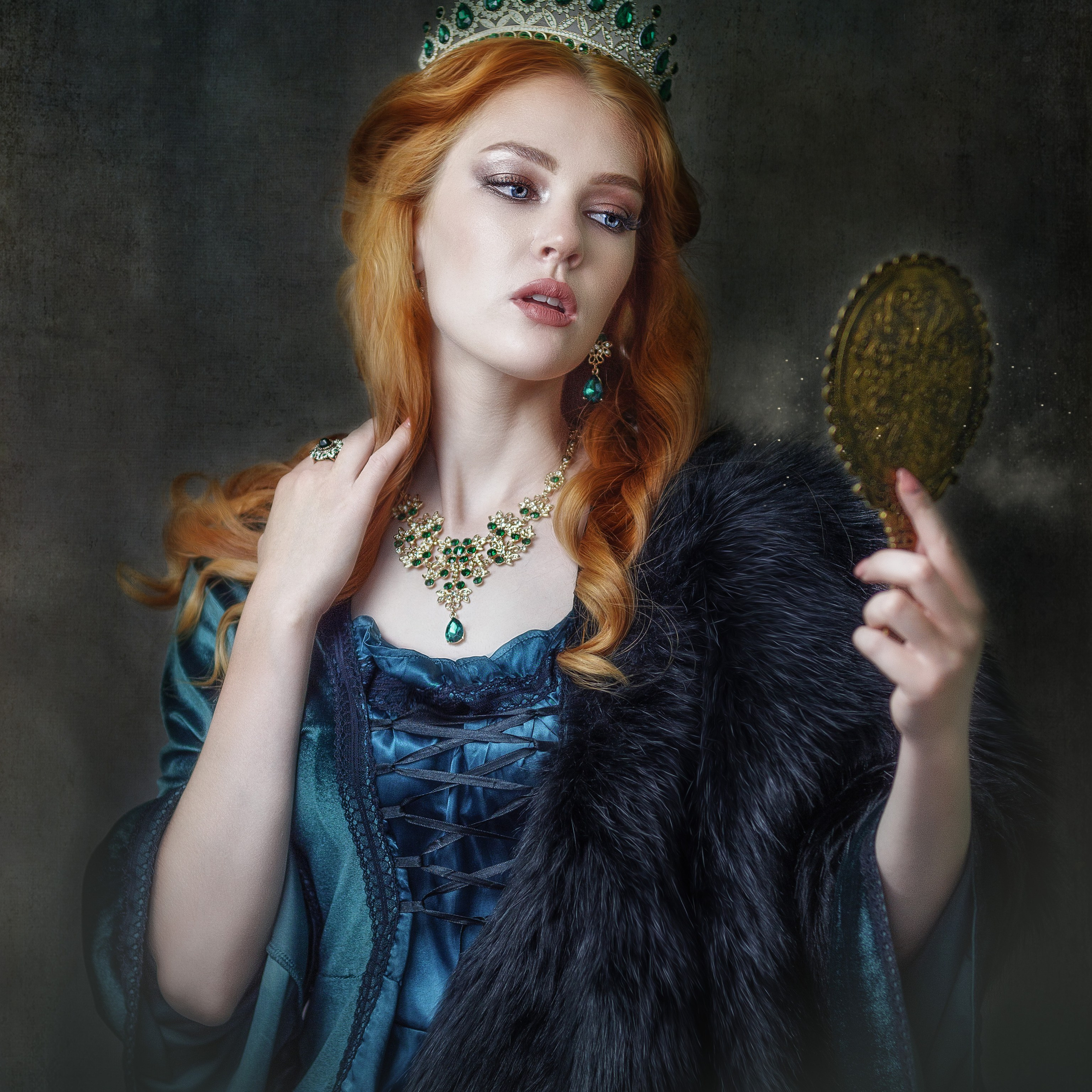 Королева держит волшебное зеркало