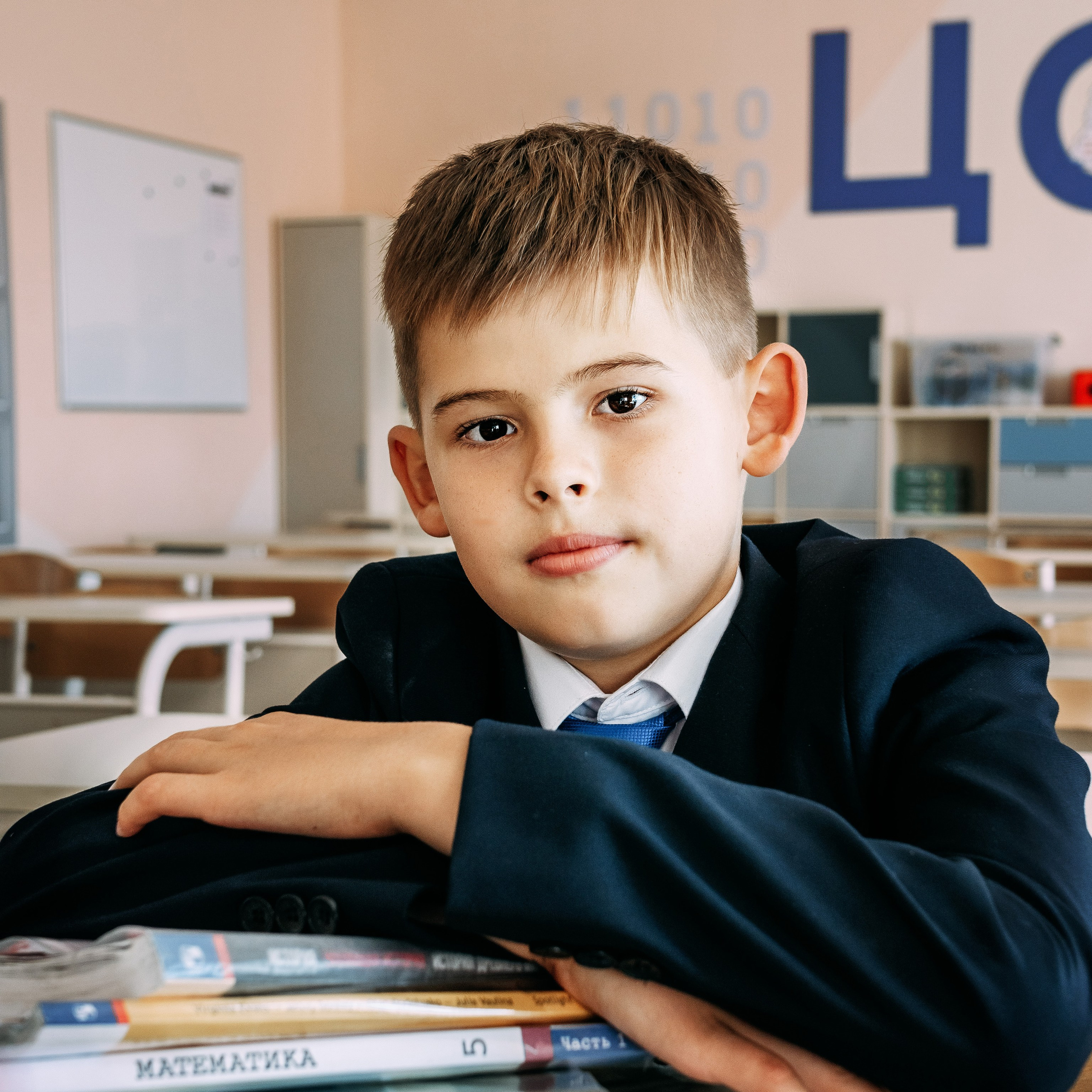 Портрет ученика школы вместе с книгами. 