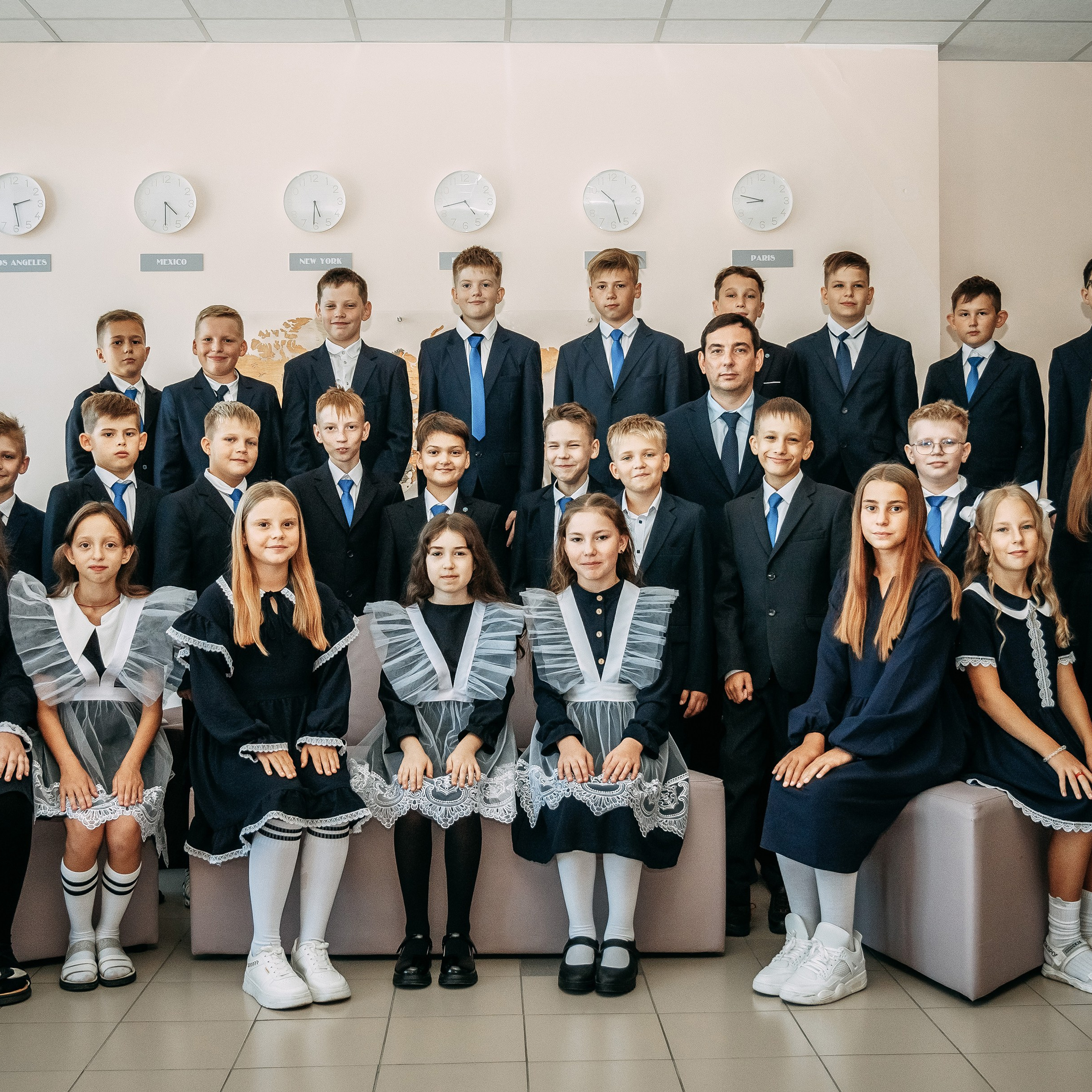 Школьная фотосессия класса. Общая фотография учеников класса вместе преподавателем. 