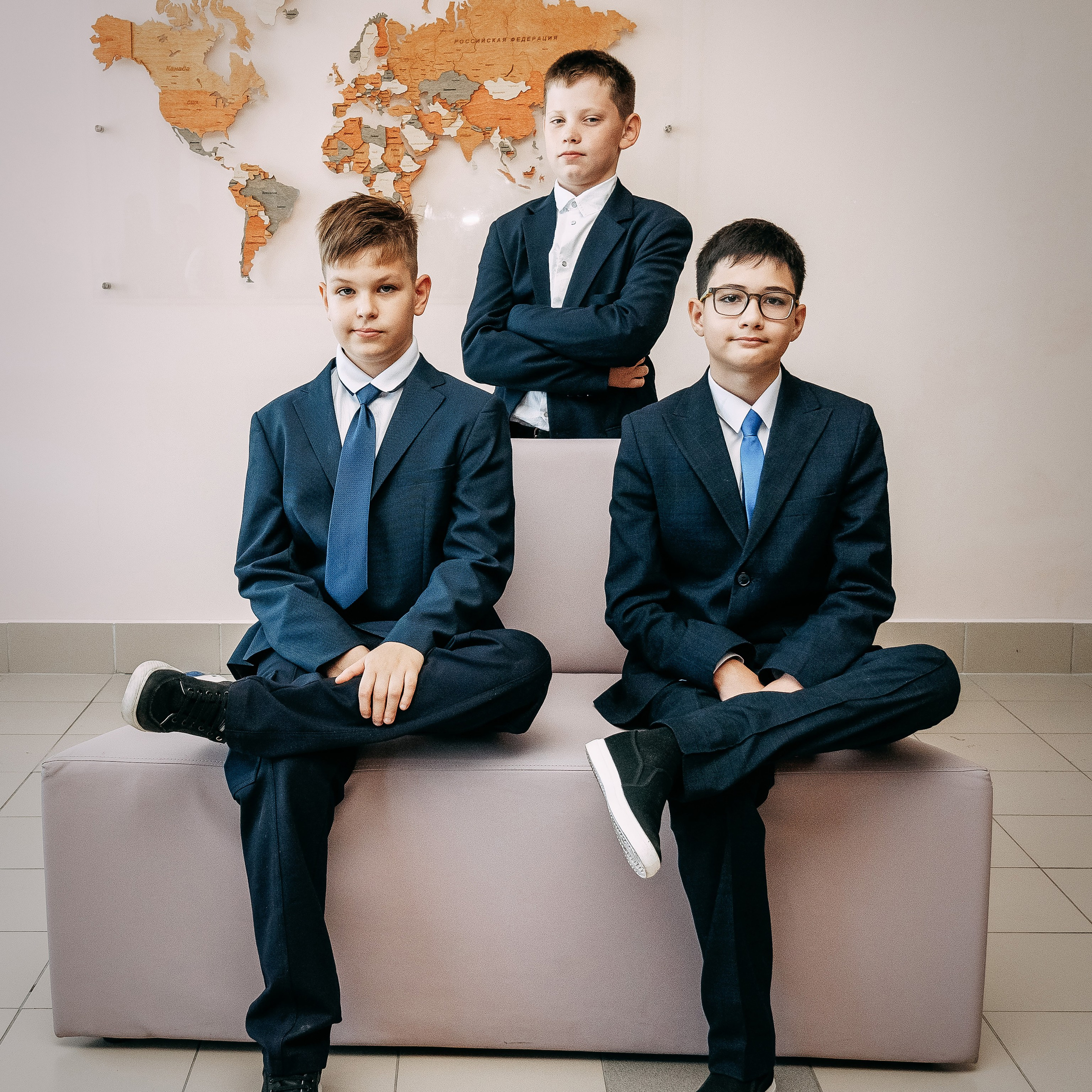 Групповой портрет мальчиков в школе.