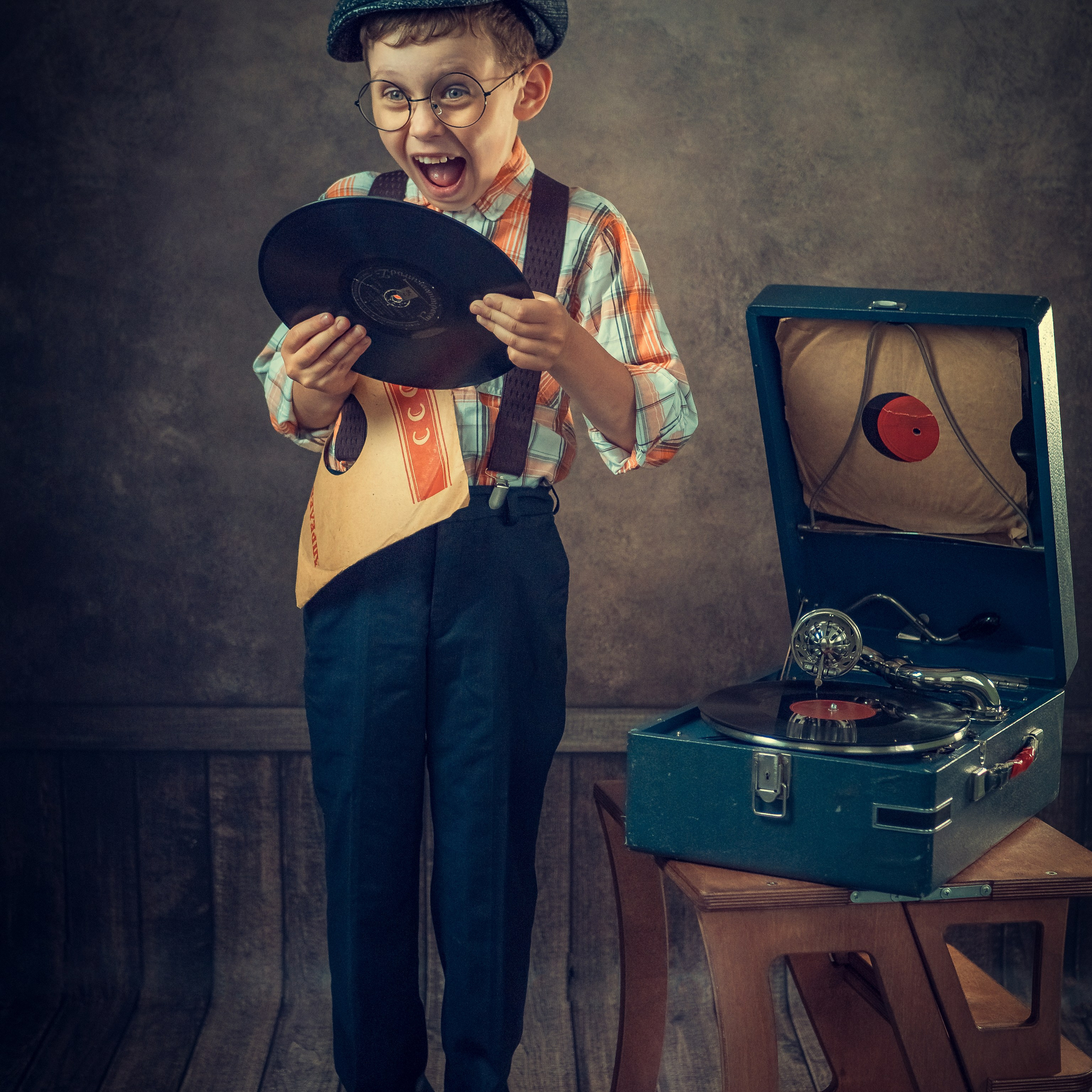 Винтажная детская фотосессия с патефоном.