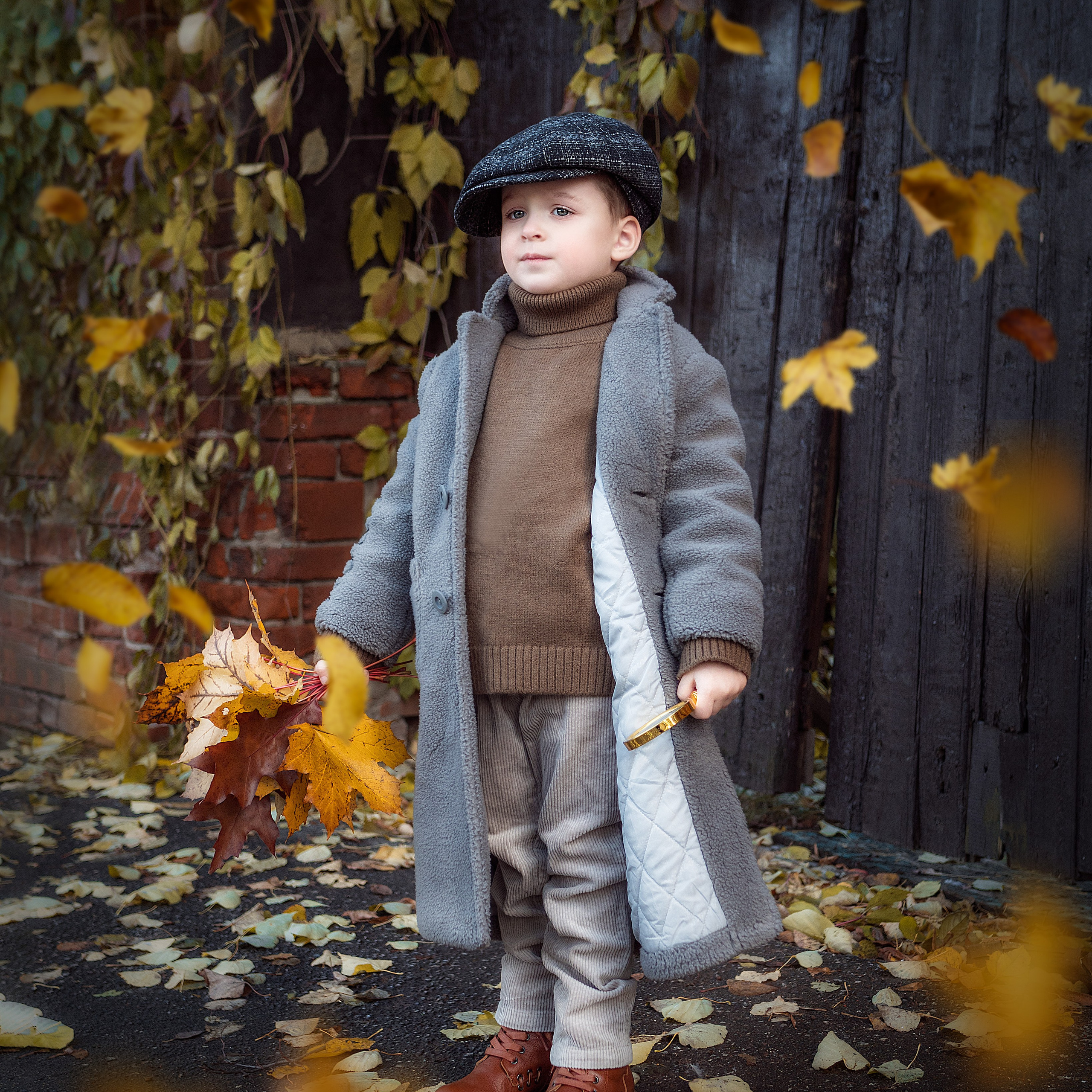 Уличная осенняя фотосессия мальчика в винтажном наряде.  
