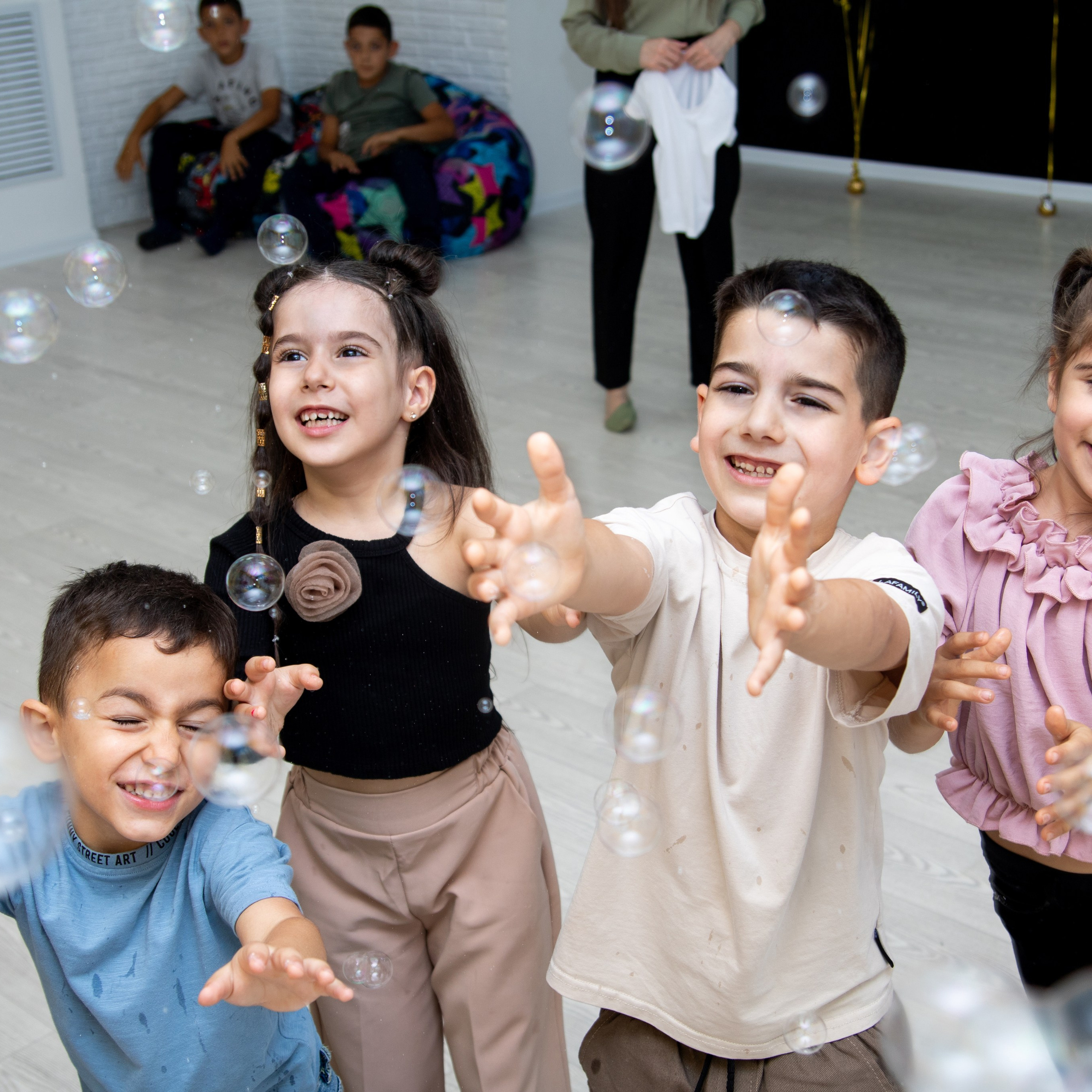 Детское день рождение. Зазеркалье
