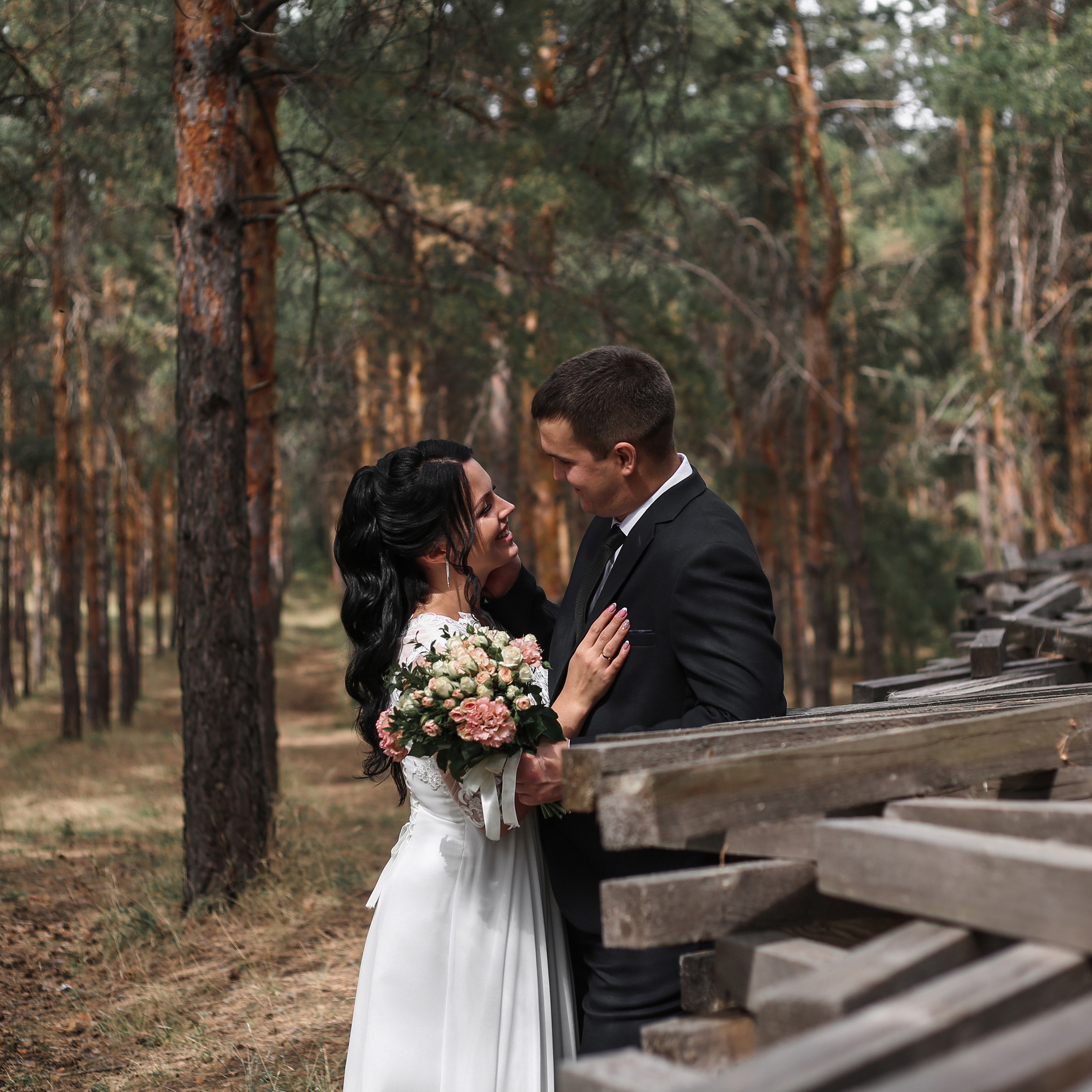 Свадебная прогулка в сосновом лесу