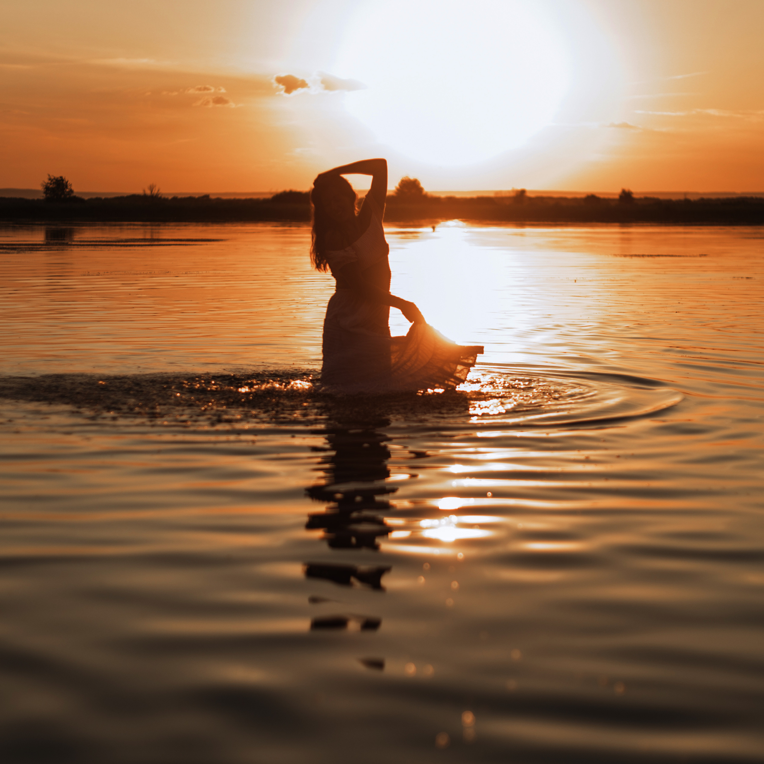 ТАНЦЫ НА ВОДЕ В ЗАКАТНЫЙ ЧАС