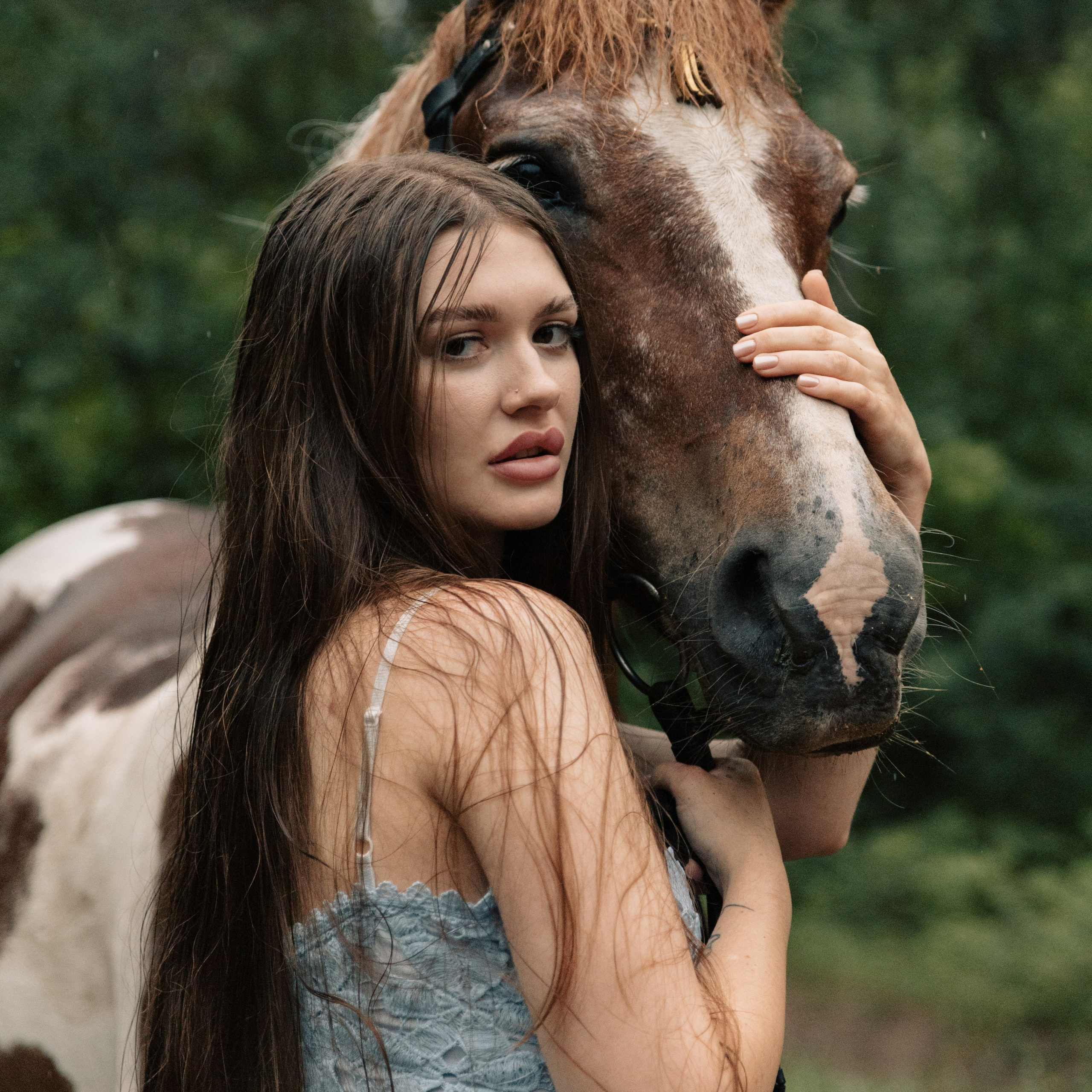 Съемка с лошадью под дождем