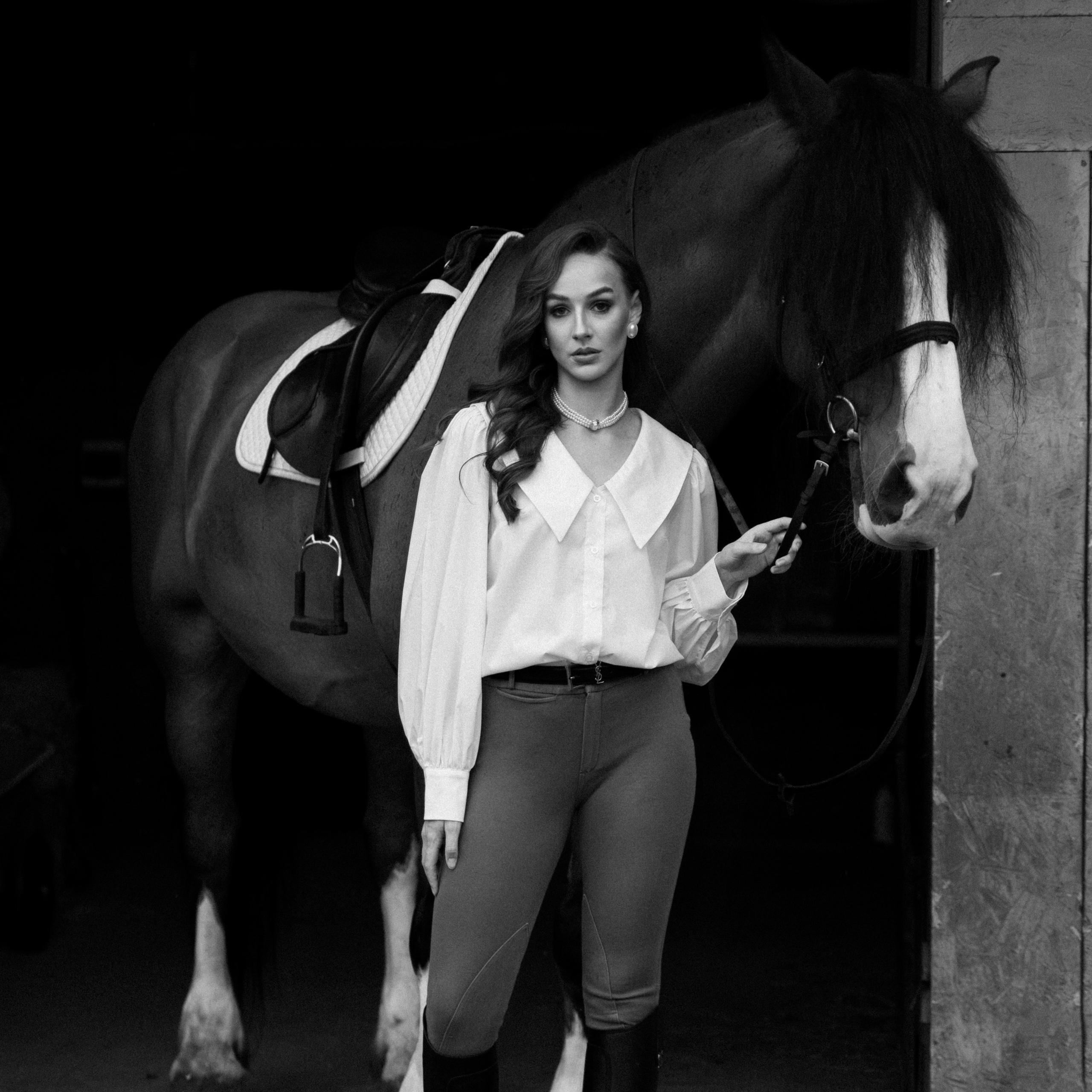 Классический портрет на черном фоне